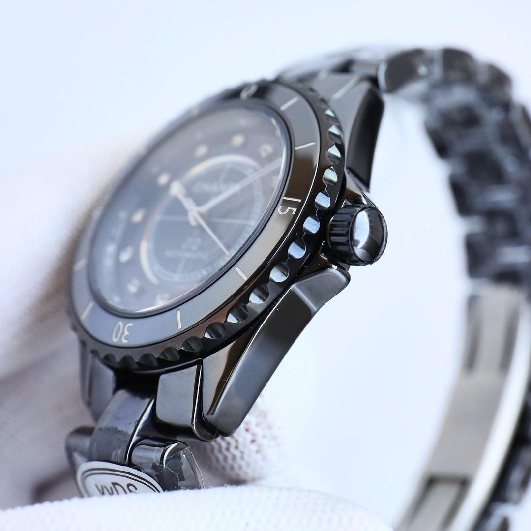 Chanel J12 Couture Wristwatch: Elegant Design Inspired by Tailoring Tools - 图片 5