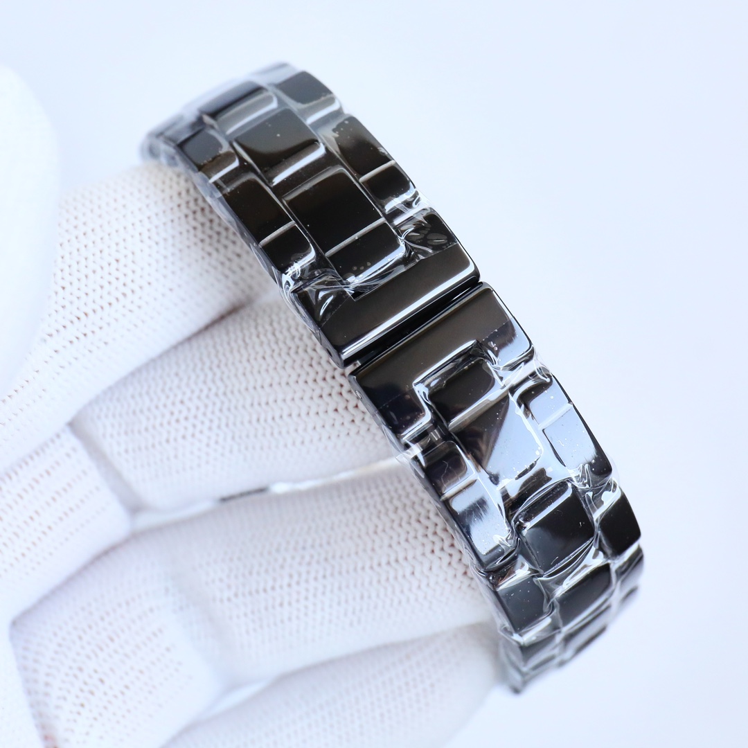 Chanel J12 Couture Wristwatch: Elegant Design Inspired by Tailoring Tools - 图片 7