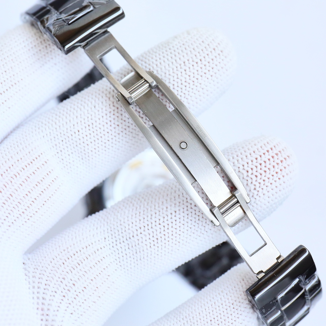 Chanel J12 Couture Wristwatch: Elegant Design Inspired by Tailoring Tools - 图片 8