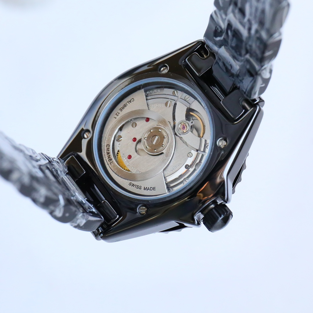 Chanel J12 Couture Wristwatch: Elegant Design Inspired by Tailoring Tools - 图片 9