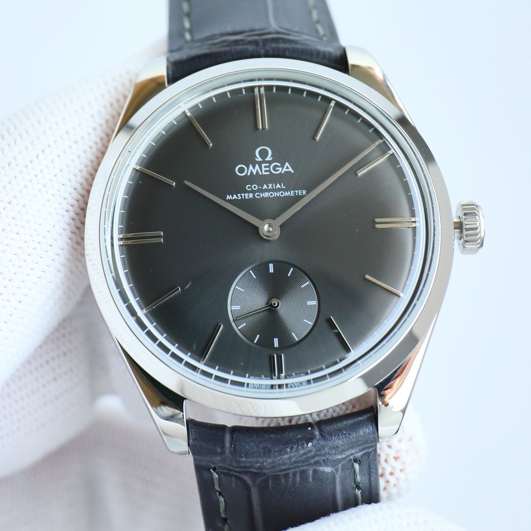 NO:394560,TW Produced by TW, White Golden Rose and Diamond TW Factory launched OMEGA PN1 Dish Fly Mingdian Little Three Needle Series Manual Machinery Butterfly Fly Series Watch Master Craft Chronometer Diameter 40mm, purchased the original mold opening, which took 14 months. The overall case is made of original stainless steel, and the original polishing technology is synchronized. The sapphire pot lid mirror is more classy. The arched dial has been processed with dark blue PVD, presenting the polishing effect of sun rays. It can be used with the original, especially the buckle logo is carved one by one by one by the fine engraving machine, which is full of three-dimensionality, and it is truly perfect. The only original mold opening belt in the market, the buckle logo is also exquisitely carved.  The interior is equipped with the Omega 8926 Master Chronometer movement. Through the wear-resistant sapphire glass back, the operation of the movement is clearly visible. Watch friends are welcome to appreciate the best luxury recommendation for gifts. Please recognize the exclusive quality of TW, omega19860909TW 出品 白 金玫 .钻 TW Factory 重磅推出 OMEGA 欧米茄 PN1 碟飞名典小三针系列手动机械 蝶飞系列 腕表 至臻天文台表径 40毫米,购入原版开模,历时14个月,整体表壳采用原装精钢材质打造,同步原装打磨技术.采用蓝宝石锅盖镜面更显档次 拱形表盘经过深蓝色PVD处理,呈现出太阳射线的打磨效果 均可跟原装通用,尤其扣面标志是精雕机一个个雕刻出来,立体感十足,真正做到了完美. 市场唯一原装开模皮带 表扣.标志同样是精雕出来的. 内部搭载欧米茄8926至臻天文台机芯,透过耐磨损蓝宝石玻璃表背,机芯的运转美态清晰可见.欢迎广大表友品鉴送礼最佳奢华推荐请认准TW独家品质,,omega,Watch