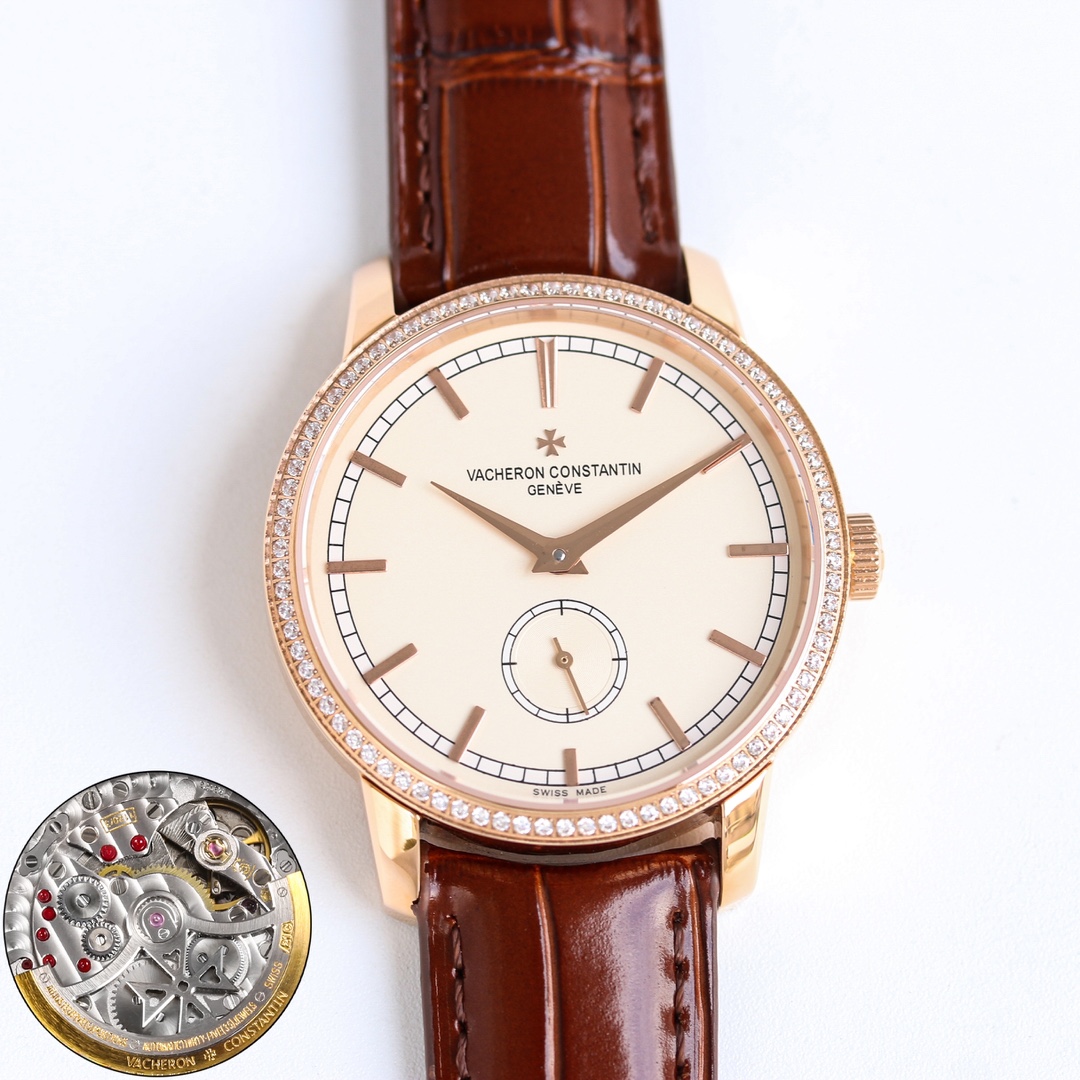 NO:394555,Production by TW White shell Gold shell Diamond TW Factory Vacheron Constantin VC series Men's watch MO1 1 This watch is equipped with 4400as fully automatic machinery, accurate time travel, power reserve 40 hours, waterproof depth 30 meters 2 Diamond-set three-dimensional hour marker 3 The case is made of 316L stainless steel, the front and back of the watch mirror is sapphire crystal glass 4 Italian cowhide with original pin buckle to make the wrist fit and comfortable, suitable for all business occasions, simple and refined without losing elegance. The trend is fleeting, the style is eternal, classic is never out of date. Boutique reproduction, please appreciate the best luxury recommendation, please recognize TW's exclusive quality, vacheron, cowhide19860909TW 出品 白壳 金壳 钻 TW Factory 江诗丹顿 VC 传袭系列 男士腕表MO1 1 该表搭载4400as 全自动机械 走时精准 动力储备40小时 防水深度30米 2 镶钻立体时标 3 表壳采用316L精钢 表镜前后采用蓝宝石水晶玻璃 4 意大利牛皮搭配原装针扣 让手腕更贴合舒适,适合各种商务场合,简敛精致不失优雅.潮流易逝 风格永存,经典传袭 永不过时.精品复刻,敬请品鉴送礼最佳奢华推荐请认准TW独家品质,,vacheron,cowhide,Watch