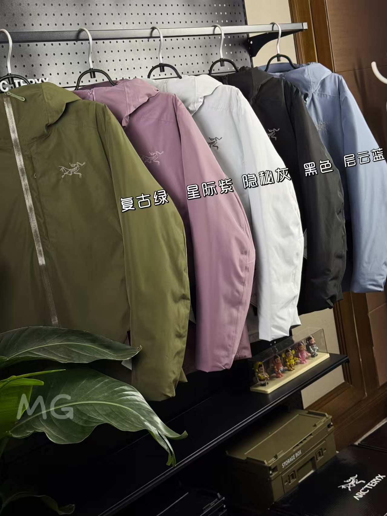 NO:625255,308 Niaojia down jackets for men and women, XS--2XL, new Arcteryx Solano Down Hoody hooded warm down jacket, soft shell jacket for men and women, top version. Second batch of samples are welcome for comparison. Fabric + Features: Filled with 750 fill power goose down, which can provide good comfort even when the cold is raging. Breathable GORE-TEX fabric can shield the invasion of wind, rain and snow.  Low temperature, cold wind, and light snowfall. The hoody is warm, windproof and rainproof, allowing you to enjoy a whole day of outdoor life. The sleeves are made of PFAS-free GORE-TEX fabric, which can resist wind and rain. The lower back and armpits are made of lightweight elastic soft shell, which is more ventilated and breathable. 750 fill power gray goose down protects the core warmth. The precision logo embroidery on the chest and hat is from Tajima machine imported from Japan. The workmanship is very exquisite. The inside is full of velvet and the surface is stitched.  No water leakage, no water leakage, customized for customers. There is a large pocket on the right side for storage, and a zipper pocket on the left. Adjustable buckles at the hem and hood, windproof and warm, free to adjust the comfort. Nylon fabric, spliced knitted fabric under the armpits, windproof and waterproof performance has been completely improved. It prevents the cold wind from outside from invading the inside at all. It is beyond the previous waterproof effect. Rain and snow are attached to the surface of the clothes for a long time, and there will be no problem of penetrating into the inside. Functional multi-pocket design  It is more convenient to carry items when traveling. All pockets are closed with zippers. Fully customized Ykk laminated edges. Durable and will not cause tearing due to excessive force. High-end embroidery of the bone bird LOGO on the chest with craftsmanship. Precise stitching. Smooth and clear lines. No skipping stitches, confusion and other defects. Eye-catching and classy. Symbolizes the top outdoor brand image. There is a hidden pocket decoration on the left chest. It is more worry-free to store valuables. Washing method is not washable, not machine washable, dry cleanable. Color: Black Stratus Blue  Secret Gray Interstellar Purple Retro Green Size XS S M L  sanderarc'teryx,jackets & coats,down jacket,hats,alexander wang19860909308款鸟家羽绒服 男女同款 XS--2XL 新款 Arcteryx始祖鸟索拉诺 Solano Down Hoody 连帽保暖羽绒服软壳外套男女款 顶级版本 欢迎二批拿样对比 面料+特点 采用750蓬松度鹅绒填充,在严寒肆虐之时也可提供良好的舒适性, 透气 GORE-TEX 面料可遮蔽风、雨、雪的侵袭. 低温、寒风、轻度降雪.连帽衣锁温保暖、防风防雨,让你享受一整天的户外生活.袖子采用不含PFAS的GORE-TEX面料,可以抵御风雨.下背部和腋下采用轻量的弹力软壳,更加通风透气.750蓬松度灰鹅绒守护核心温暖.  胸前和帽子精密logo刺绣来自日本进口田岛机器 做工非常精致 内里充绒饱满,表层走针 丝毫不渗水 不漏水 客供定制专属 内侧右边有一个大口袋可收纳,左边有一个拉链口袋. 下摆、兜帽多处可调节扣绳,防风保暖,自由调整舒适度 锦纶面料,腋下拼接针织面料,防风 防水性能得到全新的提升 让外部寒风低温 入侵不到内部丝毫 超脱以往的防水效果 雨雪长时间附于衣服表层,也不会有任何往内部渗透问题 功能性多口袋设计 出行携带物品更加方便 全身口袋都采用拉链闭合方式 全定制Ykk 压胶走边 耐用且不会有用力过度 出现撕裂现象 工艺胸前高端刺绣化骨鸟LOGO 走针精密 线条流畅清晰 没有跳针 错乱等瑕疵 醒目有档次 象征顶级户外品牌形象 左侧胸前有一个隐藏式口袋装饰 存放贵重物品更加省心 洗涤方式不可水洗 不可机洗 可干洗 颜色黑色 层云蓝 隐秘灰 星际紫 复古绿 码数XS S M L XL XXL 衣长67 69 71 73 75 77 胸围114 118 122 126 130 134 肩宽45 46 47 48 49 50 袖长62 63 64 65 66 67,,jil sanderarc'teryx,jackets & coats,down jacket,hats,alexander wang,Men's clothing