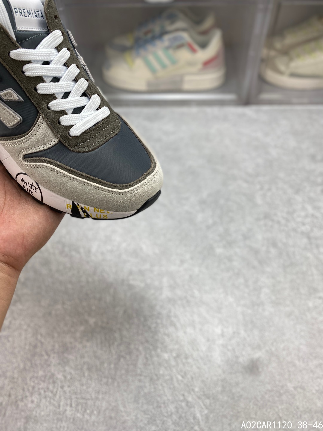 💰150
意大利鞋履品牌·普瑞米亚达
Premiata 低帮百搭休闲鞋
依据国际高标准制造 原单小白鞋
木字男鞋潮复古反绒皮运动休闲鞋木字鞋
鞋子简单大方 手感出众 舒适好穿又百搭
鞋子整体的外观颜值高 鞋面采用的是两种不同的材质面料拼接
鞋底侧边印了很多复古潮流印刷
是比较有个性特色的一款
鞋面材质是采用的牛反绒+牛津布+头层牛皮制作而成
鞋底材质是天然橡胶 大花纹设计防滑减震又耐磨 它的鞋垫都是头层猪皮
普瑞米亚达复古运动鞋真的又好看又好穿 很好搭配衣服
#A02CAR1120 38-46