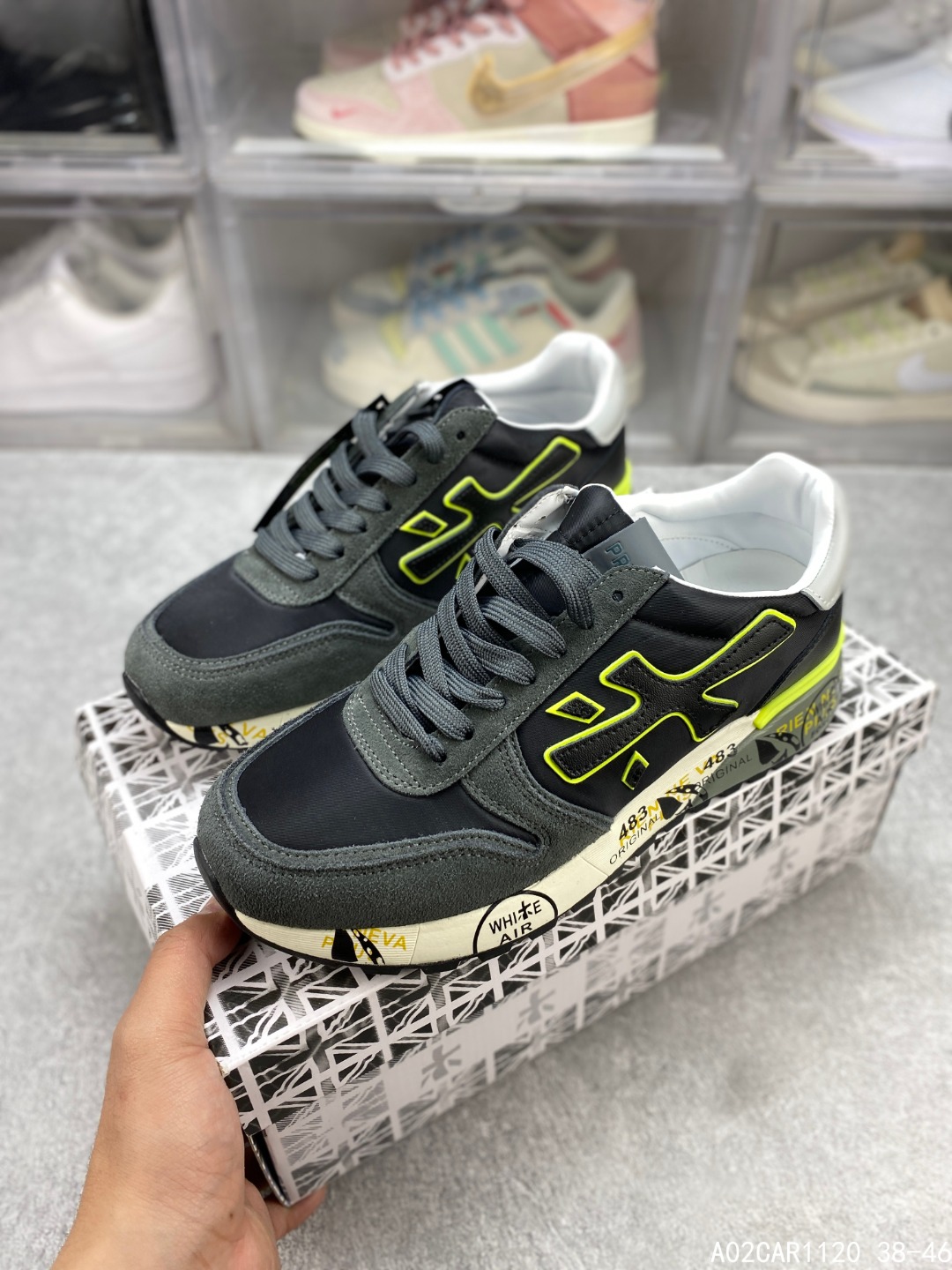 🈴️三 💰150
意大利鞋履品牌·普瑞米亚达
Premiata 低帮百搭休闲鞋
依据国际高标准制造 原单小白鞋
木字男鞋潮复古反绒皮运动休闲鞋木字鞋
鞋子简单大方 手感出众 舒适好穿又百搭
鞋子整体的外观颜值高 鞋面采用的是两种不同的材质面料拼接
鞋底侧边印了很多复古潮流印刷
是比较有个性特色的一款
鞋面材质是采用的牛反绒+牛津布+头层牛皮制作而成
鞋底材质是天然橡胶 大花纹设计防滑减震又耐磨 它的鞋垫都是头层猪皮
普瑞米亚达复古运动鞋真的又好看又好穿 很好搭配衣服
#A02CAR1120 38-46