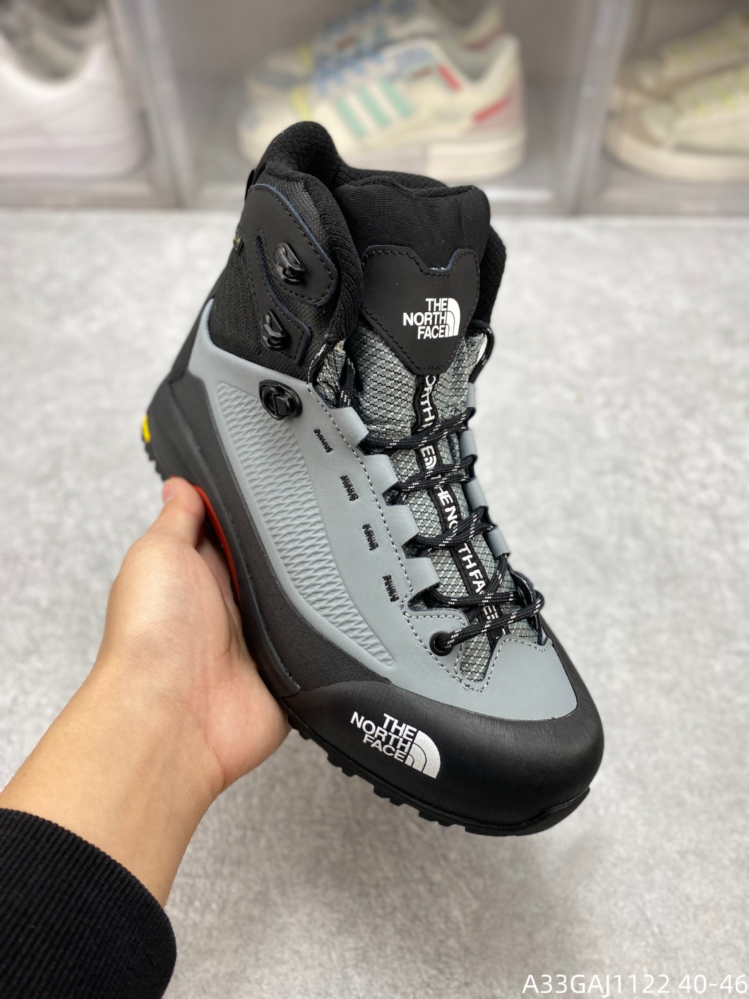🈴️ 💰280
公司级✅北面/THE NORTH FACE 男士登山鞋防水防滑保暖徒步鞋中帮系带 专为户外探险设计的高帮徒步鞋,采用经典黑灰配 色,点缀蓝色细节,尽显硬朗与时尚。鞋面采用耐磨 材质,搭配透气网眼设计,确保长时间行走依然舒适 干爽。稳固的鞋底与防滑纹路,提供卓越抓地力,轻 松应对复杂地形。无论是山野徒步还是长途跋涉,这 款鞋子都能为你提供可靠支撑,助你畅享每一次户外 旅程。
货号:NF0A83NBMN8-601 #A33GAJ1122