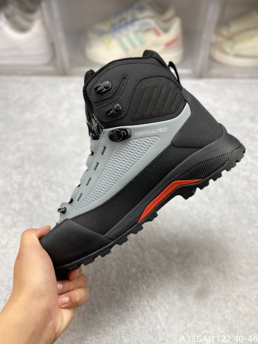 🈴️ 💰280
公司级✅北面/THE NORTH FACE 男士登山鞋防水防滑保暖徒步鞋中帮系带 专为户外探险设计的高帮徒步鞋,采用经典黑灰配 色,点缀蓝色细节,尽显硬朗与时尚。鞋面采用耐磨 材质,搭配透气网眼设计,确保长时间行走依然舒适 干爽。稳固的鞋底与防滑纹路,提供卓越抓地力,轻 松应对复杂地形。无论是山野徒步还是长途跋涉,这 款鞋子都能为你提供可靠支撑,助你畅享每一次户外 旅程。
货号:NF0A83NBMN8-601 #A33GAJ1122