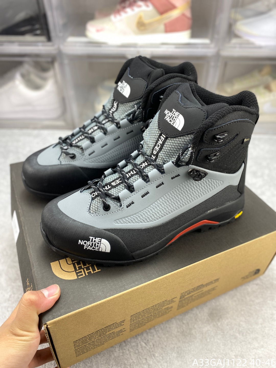 🈴️ 💰280
公司级✅北面/THE NORTH FACE 男士登山鞋防水防滑保暖徒步鞋中帮系带 专为户外探险设计的高帮徒步鞋,采用经典黑灰配 色,点缀蓝色细节,尽显硬朗与时尚。鞋面采用耐磨 材质,搭配透气网眼设计,确保长时间行走依然舒适 干爽。稳固的鞋底与防滑纹路,提供卓越抓地力,轻 松应对复杂地形。无论是山野徒步还是长途跋涉,这 款鞋子都能为你提供可靠支撑,助你畅享每一次户外 旅程。
货号:NF0A83NBMN8-601 #A33GAJ1122