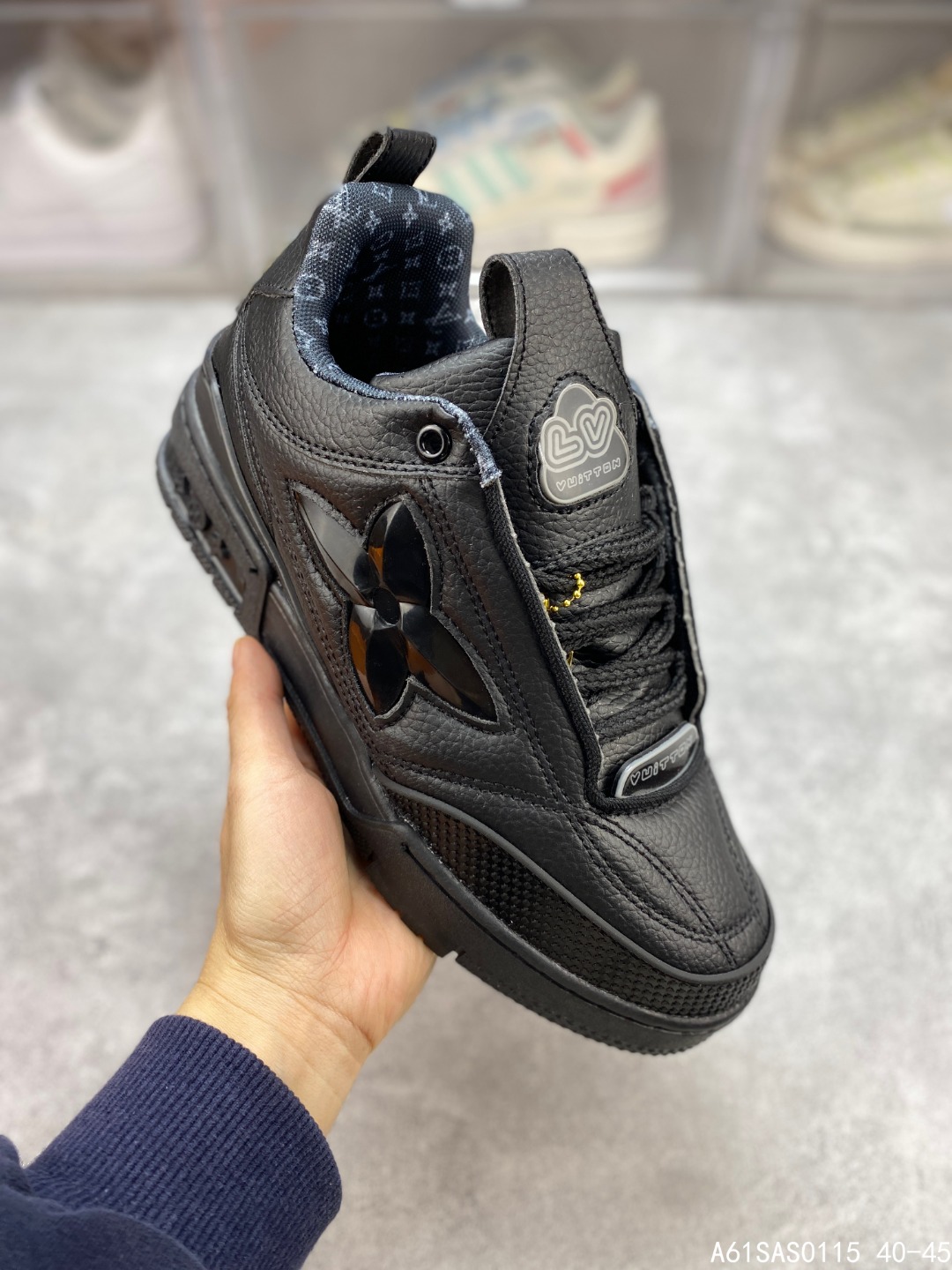 💰100 外单发货私聊
LV Skate Sneaker 路易威登 2026年新款运动板鞋 蛇年限定 春夏秀场初次亮相，此次以粒面牛皮革焕新呈现。加垫鞋领和鞋舌援引滑板鞋设计，科技鞋带和橡胶外底完善整体。粒面牛皮革拼接鞋面，橡胶外底，鞋舌和鞋底 后部饰有 LV 标识。#A61SAS0115