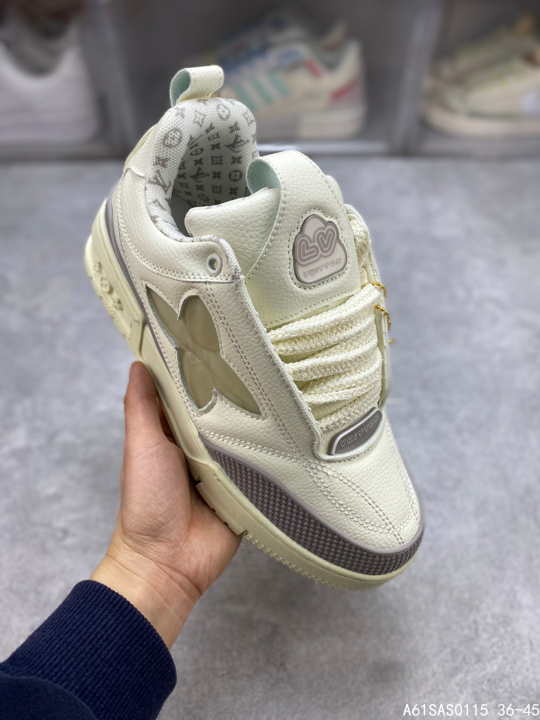 💰100 外单发货私聊
LV Skate Sneaker 路易威登 2026年新款运动板鞋 蛇年限定 春夏秀场初次亮相，此次以粒面牛皮革焕新呈现。加垫鞋领和鞋舌援引滑板鞋设计，科技鞋带和橡胶外底完善整体。粒面牛皮革拼接鞋面，橡胶外底，鞋舌和鞋底 后部饰有 LV 标识。#A61SAS0115