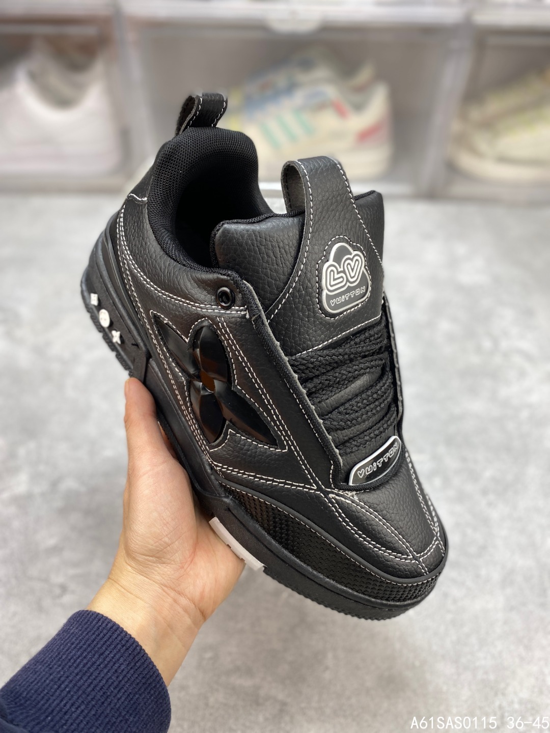 💰100 外单发货私聊
LV Skate Sneaker 路易威登 2026年新款运动板鞋 蛇年限定 春夏秀场初次亮相，此次以粒面牛皮革焕新呈现。加垫鞋领和鞋舌援引滑板鞋设计，科技鞋带和橡胶外底完善整体。粒面牛皮革拼接鞋面，橡胶外底，鞋舌和鞋底 后部饰有 LV 标识。#A61SAS0115