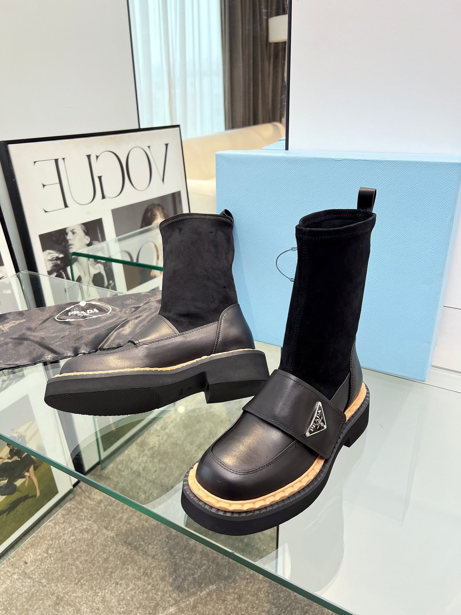 NO:477041,**Prada autumn and winter royal hits!  This pair of magical tools that show long legs is amazing!  ** ** Unlimited versatility · Gospel for small people · High-end feel ** Prada's new short boots were simply born for autumn and winter!  **Opening the edge bead cowhide + elastic design**, instantly improving the temperament with your feet, **The length of your legs is invincible!  The inner ** skin-friendly sheepskin**, soft and not grinding feet, the rubber bottom is non-slip and wear-resistant, and you won’t be tired all day long~ ** All sizes｜35-41 (41 sizes need to be customized, no return or exchange)** It is versatile and not picky, it is gentle with a skirt, handsome with jeans, and it has it in the autumn and winter wardrobe, and it is high-end no matter how you wear it!   ** Girls rushed!  Buy early and beautiful!  ** #Prada new product #Essential for autumn and winter #Long-length boots, boots, prada, prada, boots, skirts, jeans, cowhide, sheepskin19860909**Prada秋冬王炸单品！这双显腿长神器也太绝了吧！**  ** 无限百搭 · 小个子福音 · 高级感拉满**  普拉达这双新款短靴简直是为秋冬而生！**开边珠牛皮+弹力设计**,上脚瞬间提气质,**显腿长效果无敌**！内里**亲肤羊皮**,柔软不磨脚,橡胶底防滑耐磨,暴走一整天都不累～  ** 码数全｜35-41（41码需定制,不退换）**  百搭不挑人,配裙子温柔,搭牛仔裤帅气,秋冬衣橱有它,怎么穿都高级！  ** 少女们冲！早买早美！** #Prada新品 #秋冬必备 #显腿长神靴,靴子,prada,prada,boots,skirts,jeans,cowhide,sheepskin,Women's Shoes