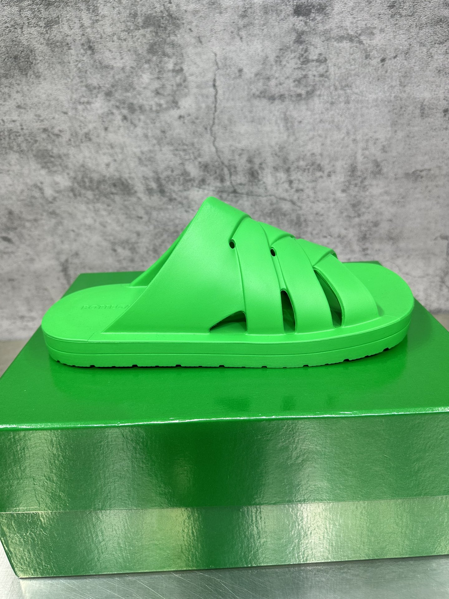 NO:236253,The latest style of Baodiejia men's garden shoes cross-drag, ultra-light rubber full-breasted l-woven design garden shoes, rubber foam material, bottom thickness height 4 cm, size 39-45, slippers, bottega veneta, slippers19860909最新款葆蝶家男士花园鞋交叉拖,超轻橡胶满饰l编织设计花园男鞋,橡胶发泡材质,底厚高度4厘米,码数39-45,拖鞋,bottega veneta,slippers,Women's Shoes