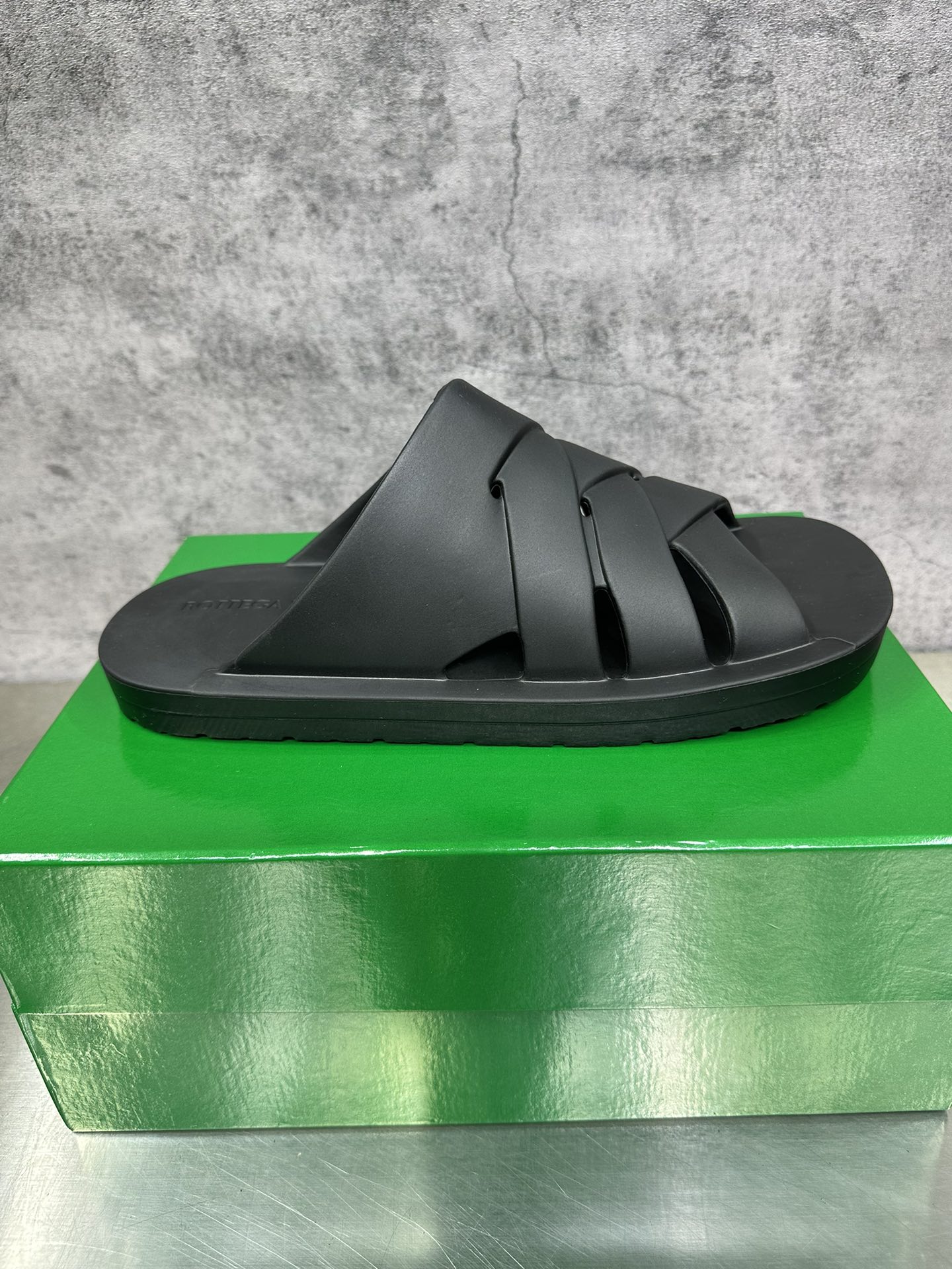 NO:236250,The latest style of Baodiejia men's garden shoes cross-drag, ultra-light rubber full-decorated woven design garden shoes, fabric rubber foam material, bottom thickness height 4 cm, size 39-45, slippers, bottega veneta, slippers19860909最新款葆蝶家男士花园鞋交叉拖,超轻橡胶满饰编织设计花园男鞋,面料橡胶发泡材质,底厚高度4厘米,码数39-45,拖鞋,bottega veneta,slippers,Women's Shoes