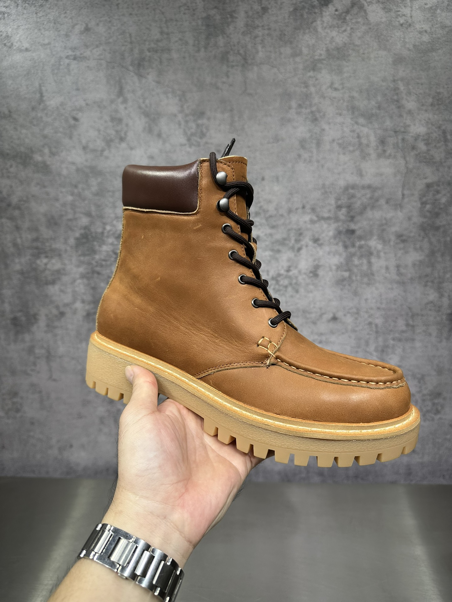 NO:760902,The latest round toe bold lace-up boots, Martin boots, made of imported open edge beads, lining cowhide, foot pads cowhide, sole height 5cm, outsole wear-resistant velvet foam sole, size 39-46, boots, boots, cowhide19860909最新款圆头胆位系带靴,鞋马丁靴,采用 面料采用进口开边珠,内里牛皮,垫脚牛皮,底高5cm,大底耐磨绒发泡底,码数39-46,靴子,boots,cowhide,Women's Shoes