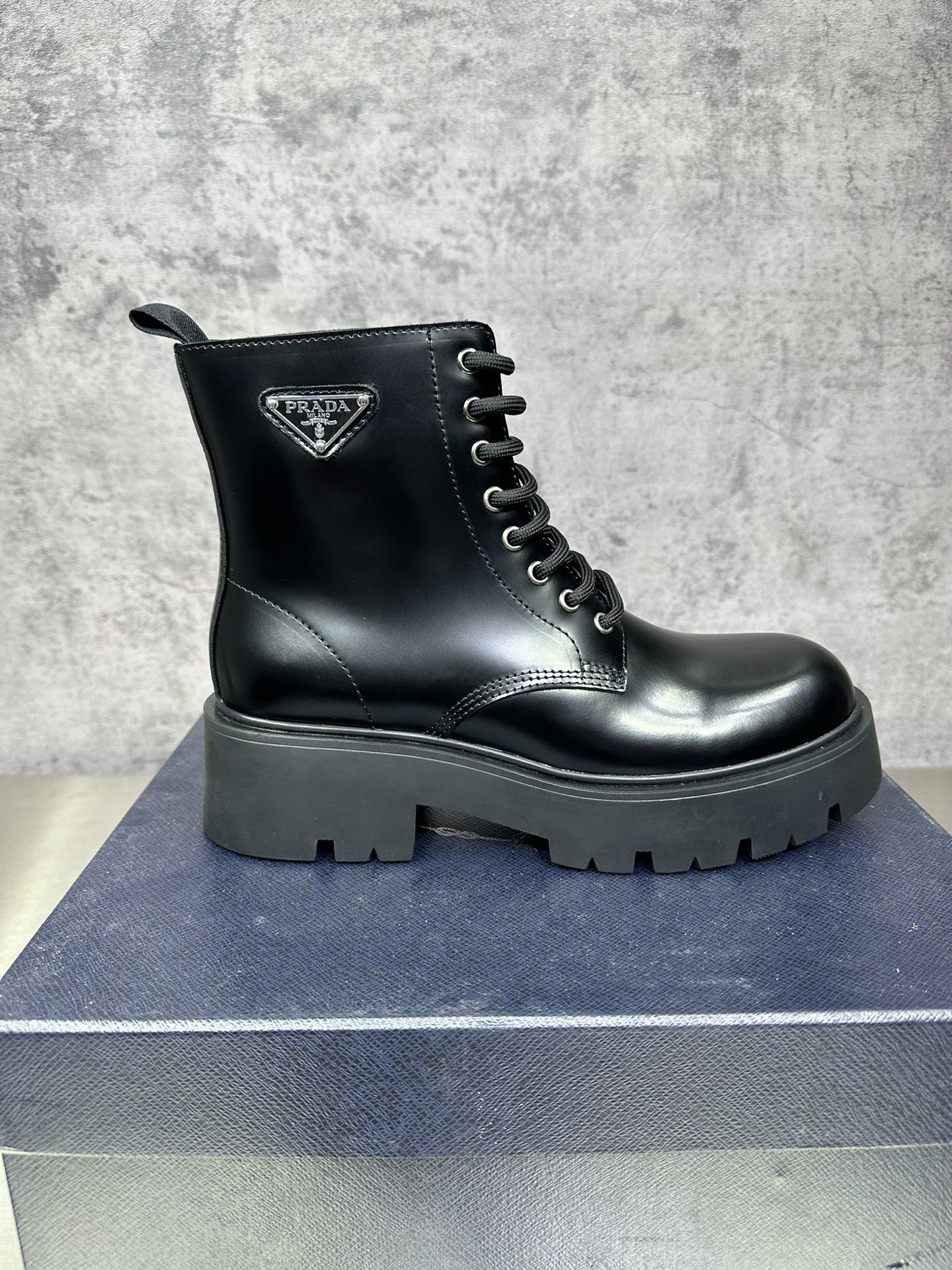 NO:760898,The latest Derby shoes, lace-up Martin boots, micro-marked glossy round-toe spliced ​​loafers, the fabric is made of imported open-edge beads, lining cowhide, foot-padding cowhide, sole height 5cm, large rubber sole, size 39-46, boots, loafers, boots, cowhide19860909最新款 德比鞋,系带马丁靴,微标亮面圆头拼接乐福鞋,面料采用进口开边珠,内里牛皮,垫脚牛皮,底高5cm,大底橡胶底,码数39-46,靴子,loafers,boots,cowhide,Women's Shoes