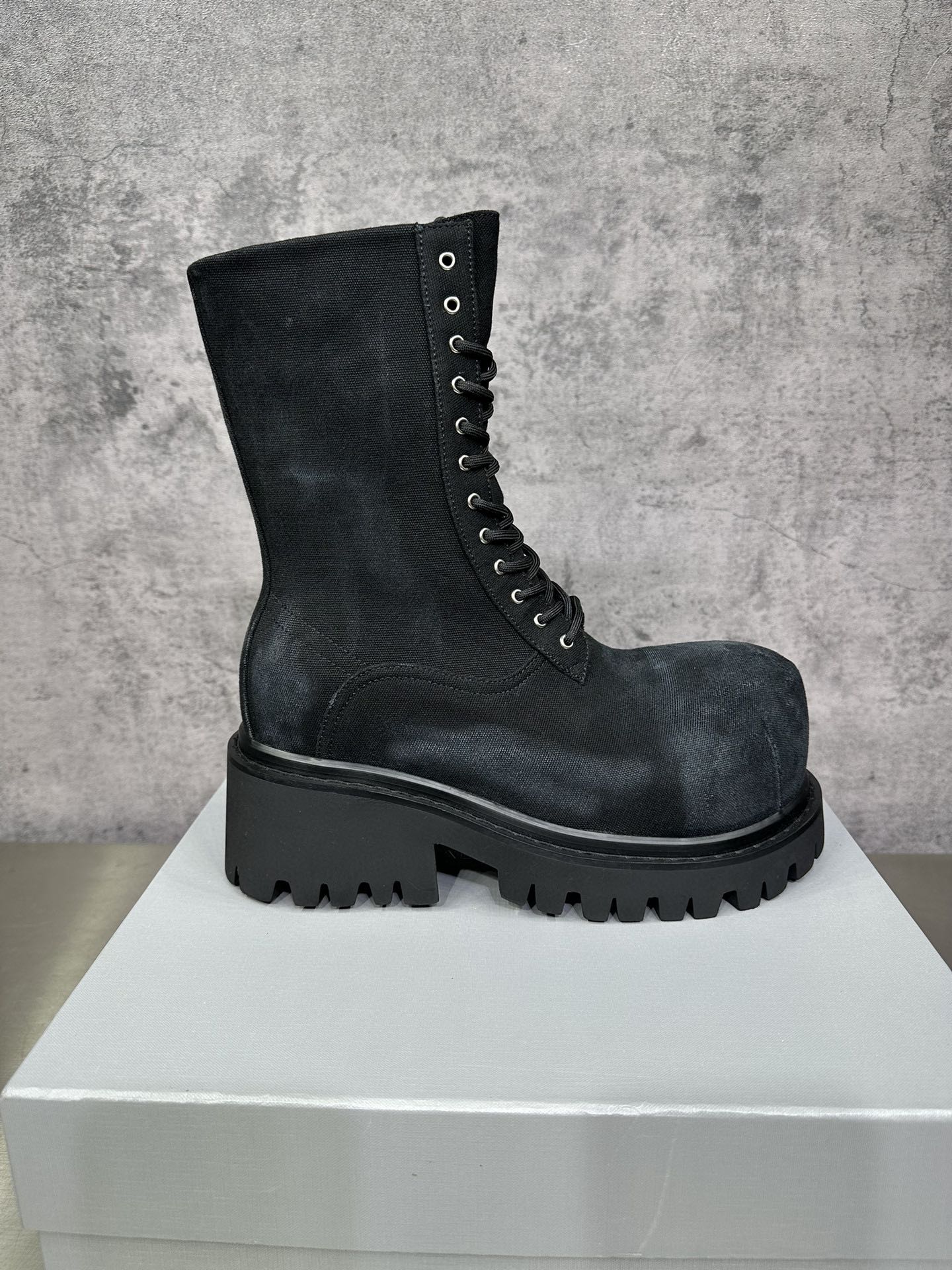 NO:165574,The latest single short boots in winter, antique and old craftsmanship effect tooling lace-up boots, round toe nude boots side zipper thick men's sole boots, serrated foamed sole, imported cowhide, footbed cowhide, lining cowhide, full package number 39-46, boots, boots, cowhide19860909冬季最新爆单款短靴,仿古做旧工艺效果工装系带靴,圆头裸靴侧拉链厚男士底靴,锯齿性发泡大底,面进口牛皮,垫脚牛皮,里布牛皮,全套包装码数39-46,靴子,boots,cowhide,Women's Shoes