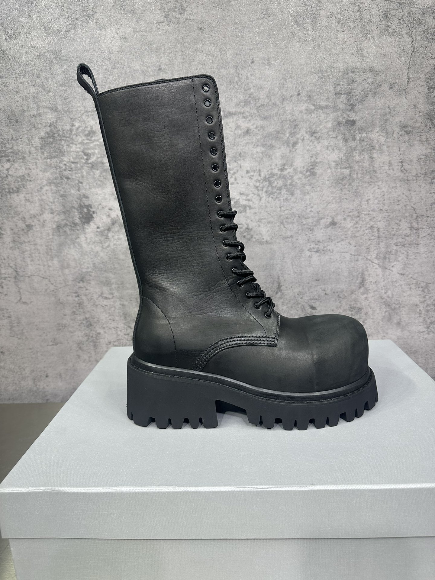 NO:165571,The latest single short boots in winter, antique and old craftsmanship effect tooling lace-up boots, round toe nude boots side zipper thick men's sole boots, serrated foamed sole, imported cowhide, footbed cowhide, lining cowhide, full package number 39-46, boots, boots, cowhide19860909冬季最新爆单款短靴,仿古做旧工艺效果工装系带靴,圆头裸靴侧拉链厚男士底靴,锯齿性发泡大底,面进口牛皮,垫脚牛皮,里布牛皮,全套包装码数39-46,靴子,boots,cowhide,Women's Shoes