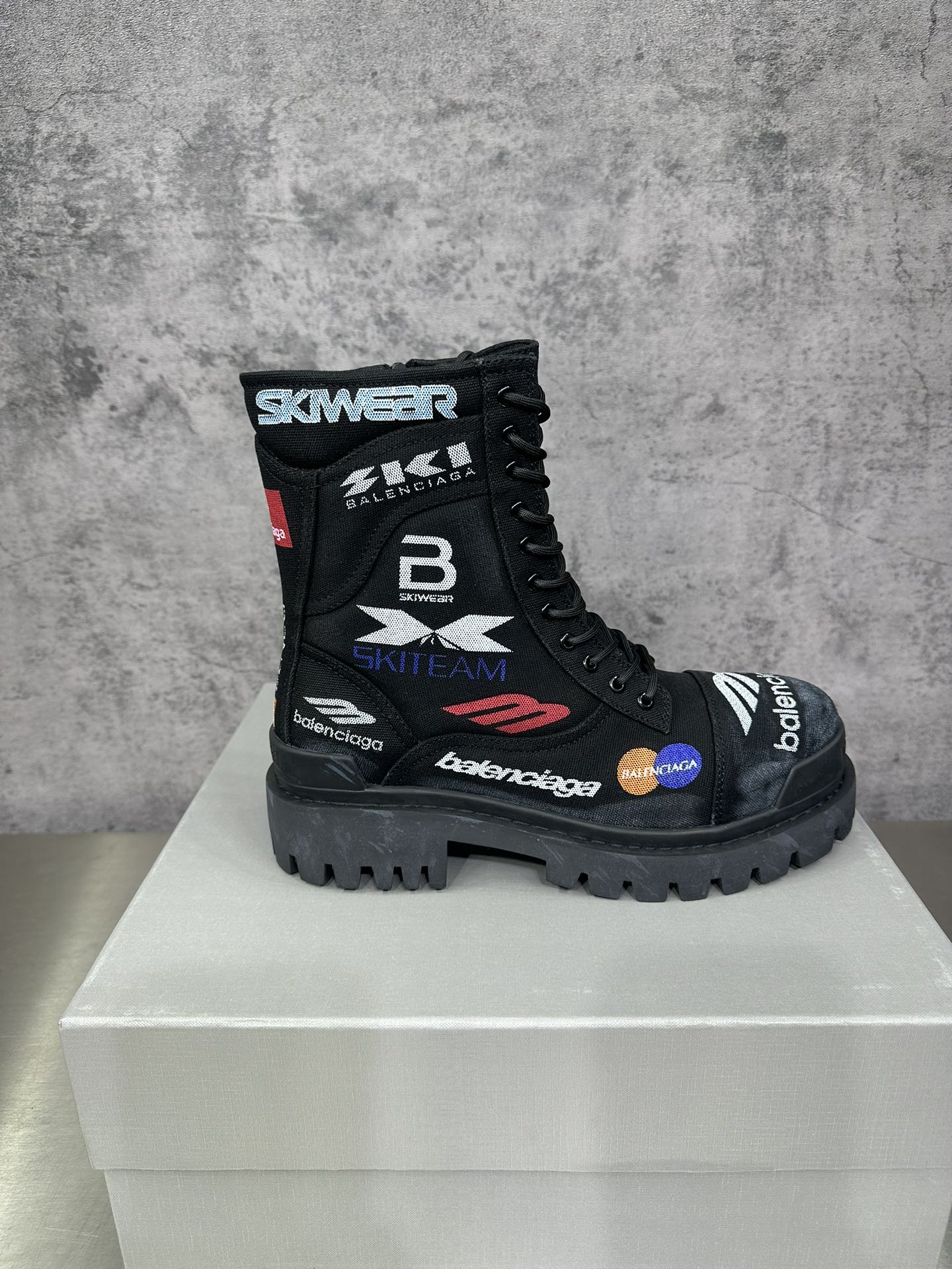 NO:165568,The latest color spring new men's boots, canvas decoration with logo printing craft boots, antique and old craft effect work boots, front and rear embossing, round toe nude boots side zipper, serrated rubber outsole, surface woven, footbed cowhide, lining cowhide, full package number 39-46 (3846 size custom made), boots, boots, cowhide19860909最新色春季新款男士靴子,帆布饰以标识印花工艺靴,仿古做旧工艺效果工装靴,前后置压花,圆头裸靴侧拉链,锯齿性橡胶大底,面织布,垫脚牛皮,里布牛皮,全套包装码数39-46（3846码定做）,靴子,boots,cowhide,Women's Shoes