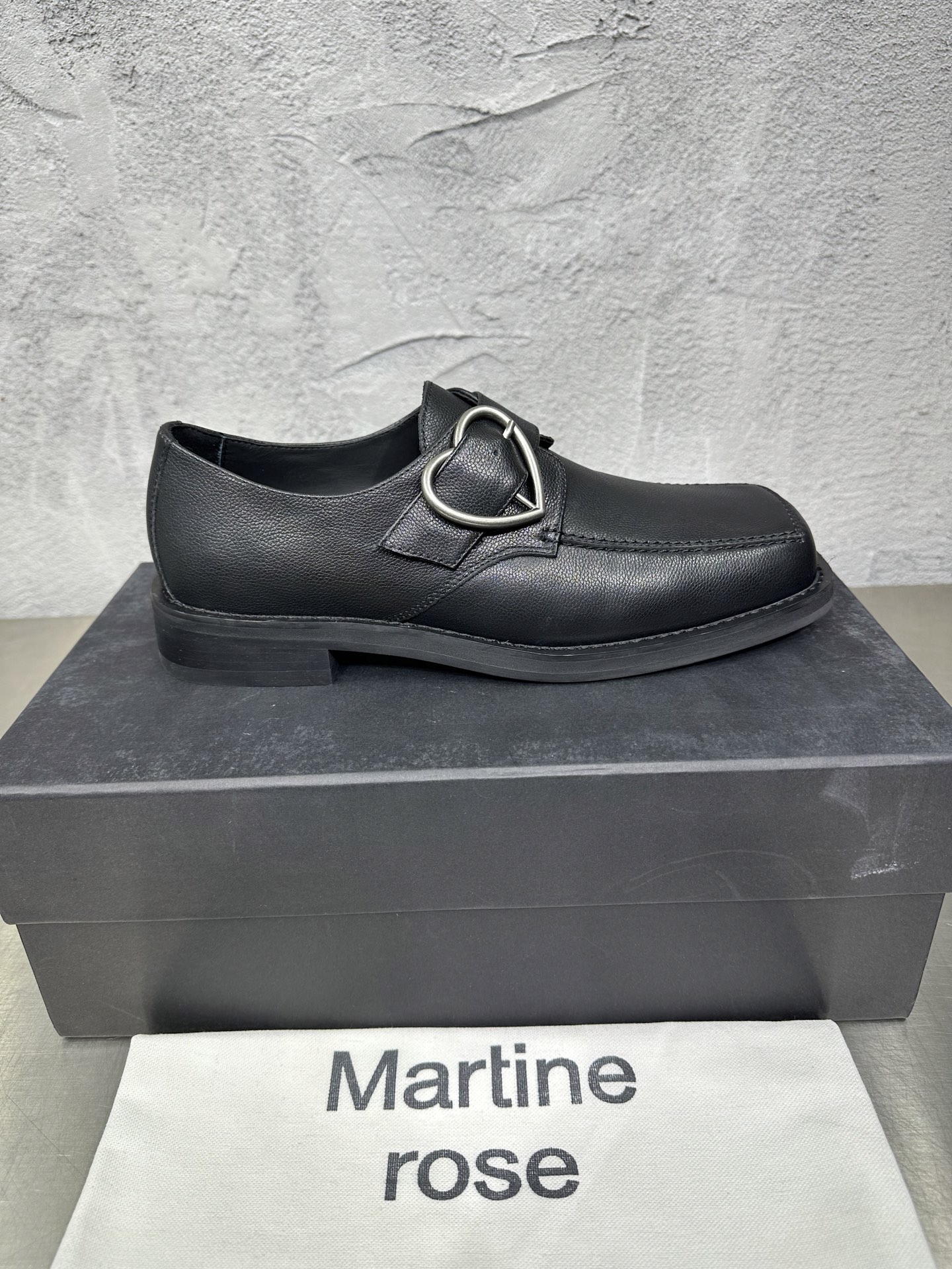 NO:345694,The latest square-toe lovefer derby shoes in real price 2025, unique chain design style buckle, popular large square-toe beaded calfskin derby upper cowhide leather packaging box size 39-46, loafers, cowhide19860909实价小众2025最新款方头乐福德比鞋,独特的链条设计风格饰扣,流行的大方头开边珠小牛皮德比鞋面牛皮 里牛皮 包装盒39-46码,,loafers,cowhide,Men's shoes