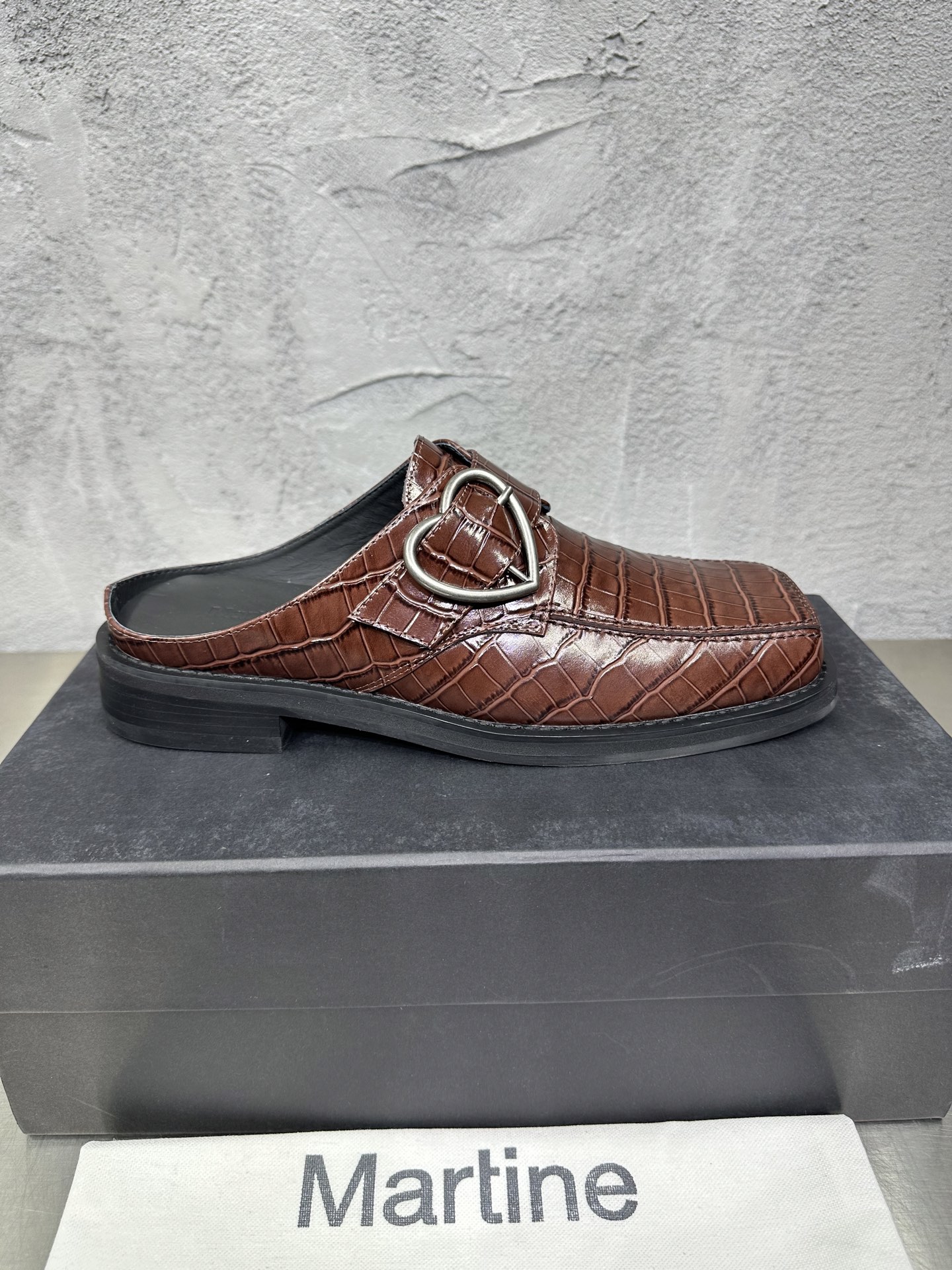 NO:345735,The latest square-toe lovefer derby shoes in real price 2025, unique chain design style buckle, popular large square-toe beaded calfskin derby upper cowhide leather packaging box size 39-46, loafers, cowhide19860909实价小众2025最新款方头乐福德比鞋,独特的链条设计风格饰扣,流行的大方头开边珠小牛皮德比鞋面牛皮 里牛皮 包装盒39-46码,,loafers,cowhide,Men's shoes