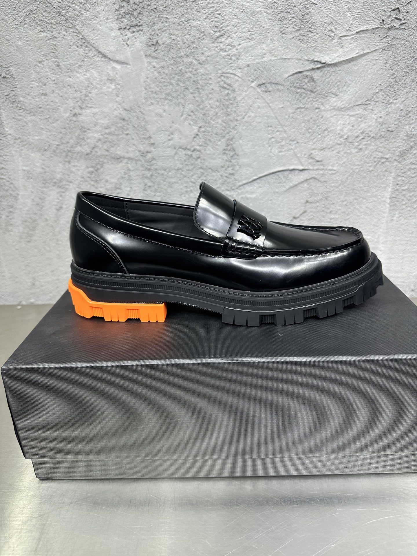 NO:262220,The latest spring and autumn derby shoes, catwalk splicing Lefu shoes, original development face-opening bead decorative buckle, cowhide. Foot-up cowhide original packaging black and white 2 colors 39-45 sizes, loafers, cowhide19860909最新款春秋德比鞋,走秀拼接乐富鞋,原版开发面开边珠装饰扣,里牛皮.垫脚牛皮原版包装黑白2色39-45码,乐福鞋,loafers,cowhide,Women's Shoes