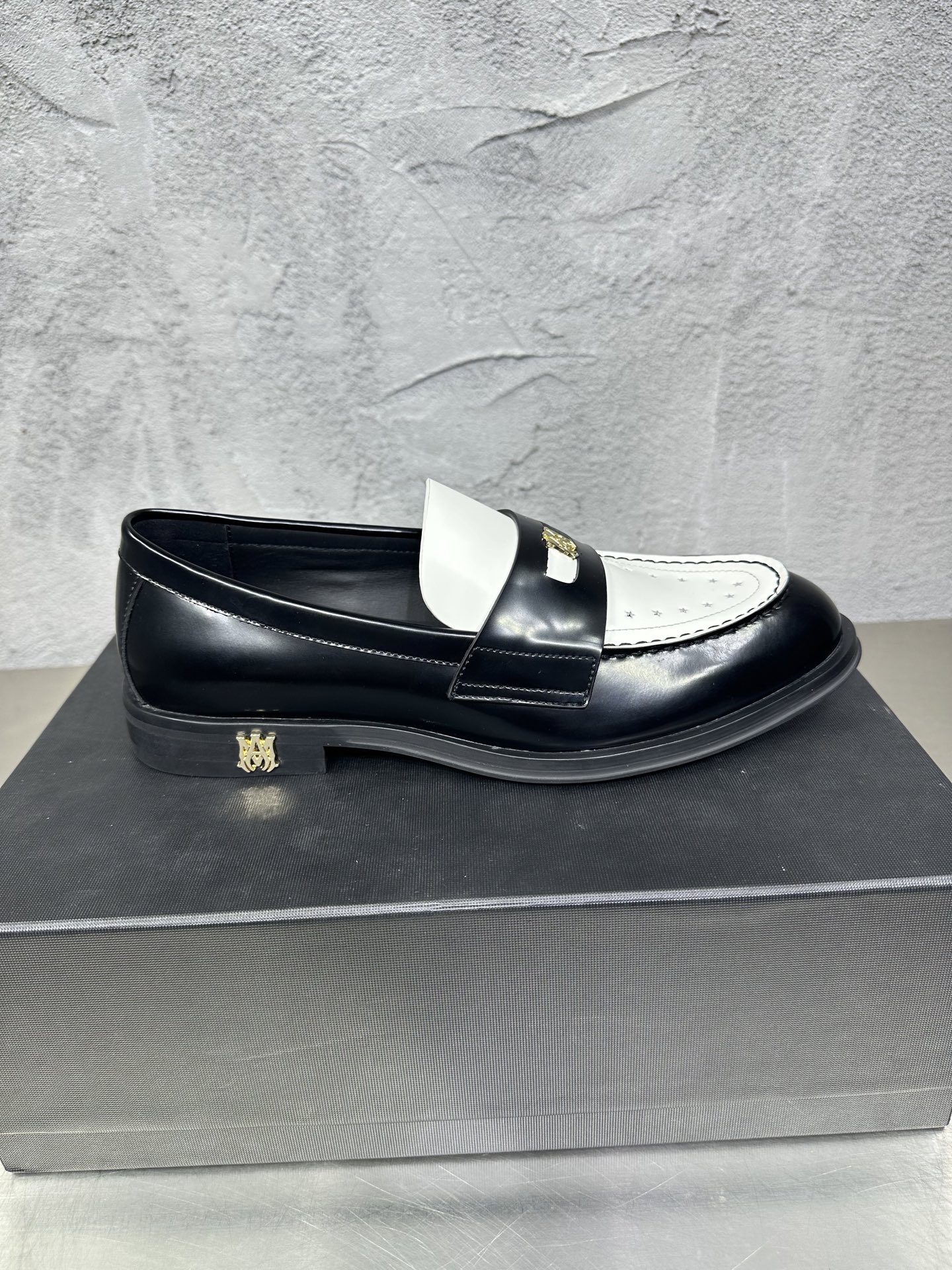 NO:262214,The latest spring and autumn derby shoes, catwalk splicing Lefu shoes, face bead decorative buckle, cowhide. footbed cowhide packaging black and white 2 colors 39-45 sizes, loafers, cowhide19860909最新款春秋德比鞋,走秀拼接乐富鞋,面开边珠装饰扣,里牛皮.垫脚牛皮包装黑白2色39-45码,乐福鞋,loafers,cowhide,Women's Shoes