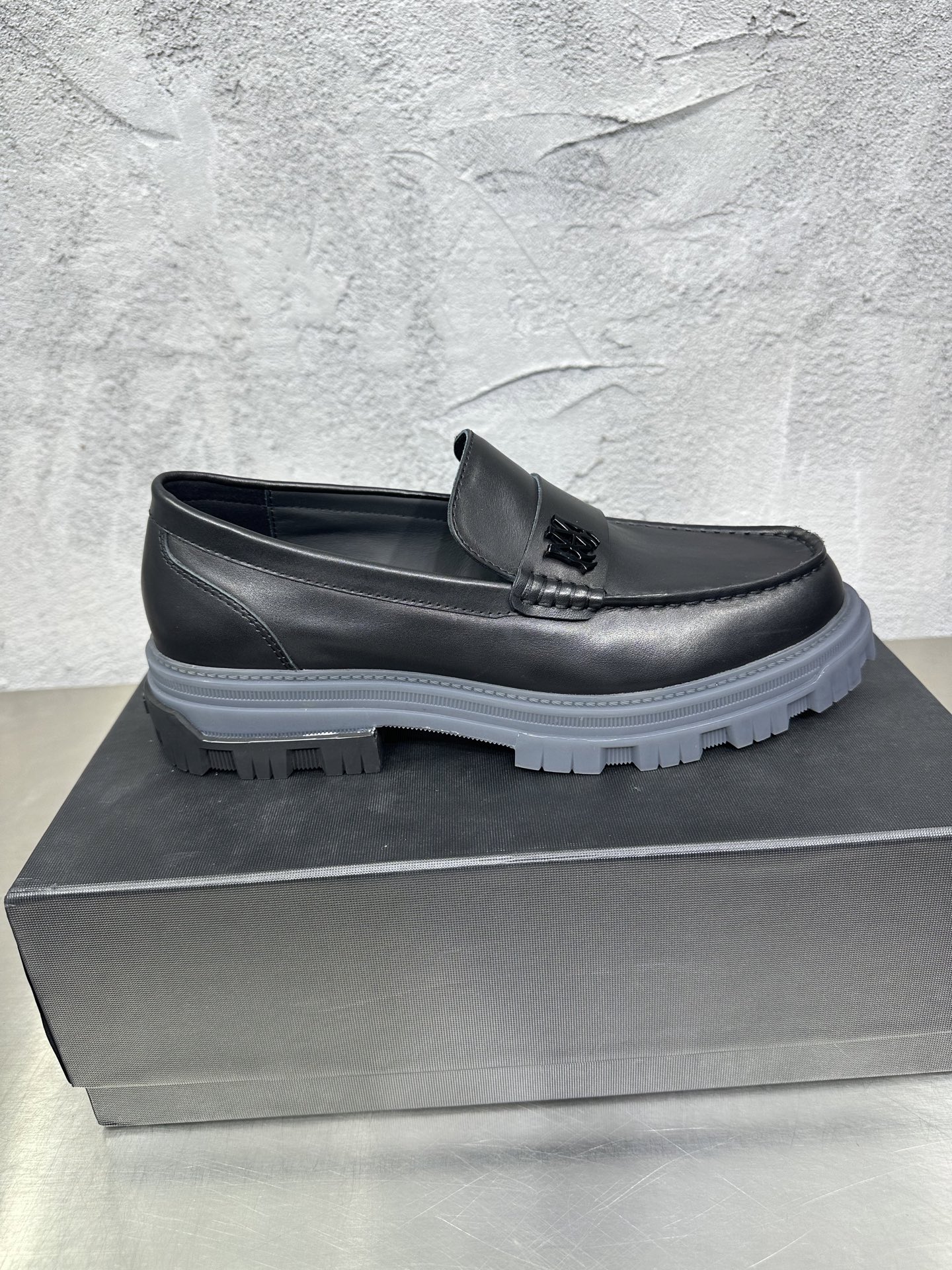 NO:262216,The latest spring and autumn derby shoes, catwalk splicing Lefu shoes, original development face-opening bead decorative buckle, cowhide. Foot-up cowhide original packaging black and white 2 colors 39-45 sizes, loafers, cowhide19860909最新款春秋德比鞋,走秀拼接乐富鞋,原版开发面开边珠装饰扣,里牛皮.垫脚牛皮原版包装黑白2色39-45码,乐福鞋,loafers,cowhide,Women's Shoes