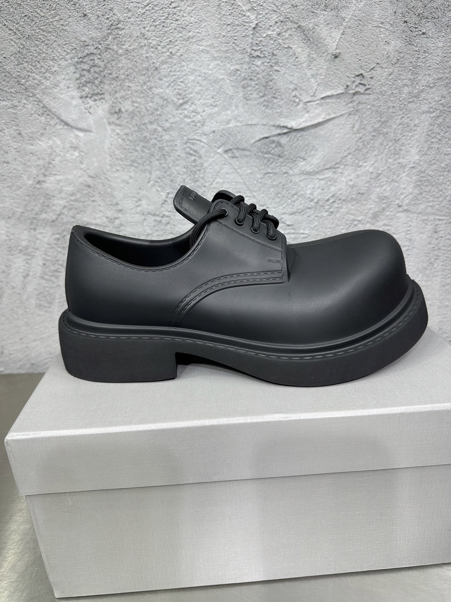 NO:243385,The most popular Mickey Derby shoes, imported EVA foam ultra-light material, micro-labeled shoe tongue, 4-hole lace-up large round-toe derby, original packaging, size 39-45,19860909最火的米奇德比鞋,进口EVA发泡超轻材质,鞋舌微标,4孔系带大圆头德比,原版包装 码数39-45,,Women's Shoes