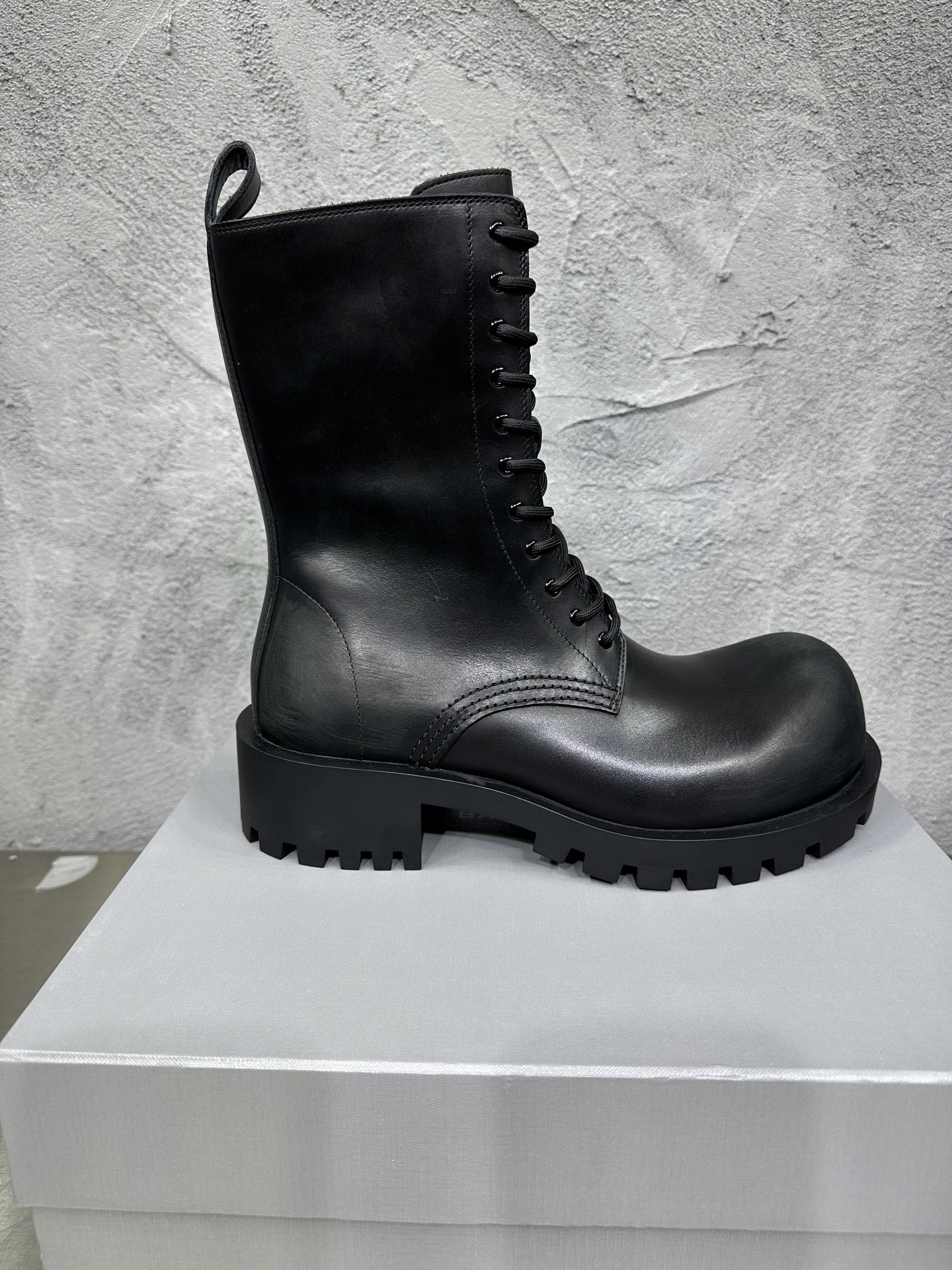 NO:283941,The latest 2025 new men's lace-up boots, lightly asymmetric round toe shoes, imported black matte cowhide leather, cowhide leather, footbed cowhide, large sole material tpu thick toothed outsole, full set of packaging codes 39-46,, boots, cowhide19860909实价最新2025新品男士系带靴子,轻度不对称圆头鞋,爆面料进口黑色哑光牛皮革,里牛皮,垫脚牛皮,大底材质tpu粗齿外底,全套包装码数39-46,,boots,cowhide,Men's shoes