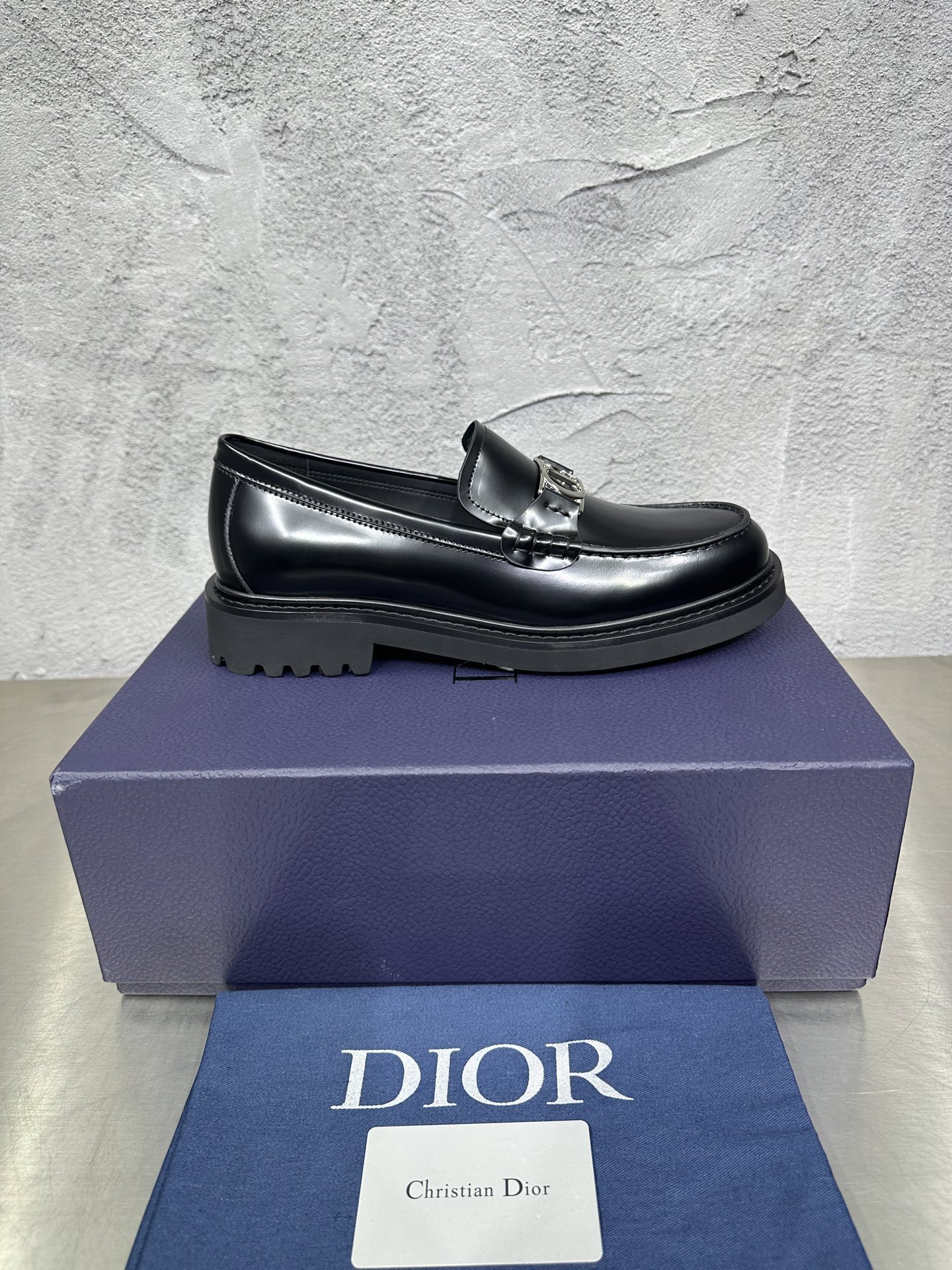 NO:262212,The latest men's logo leather shoes, buckle moka loafers, imported cowhide leather with edge beads, inner cowhide, full set of packaging sizes 39-46, loafers, loafers, cowhide19860909最新款男士标志皮鞋,饰扣莫卡乐福鞋,面进口牛皮开边珠,里牛皮,全套包装码数39-46,乐福鞋,loafers,cowhide,Women's Shoes