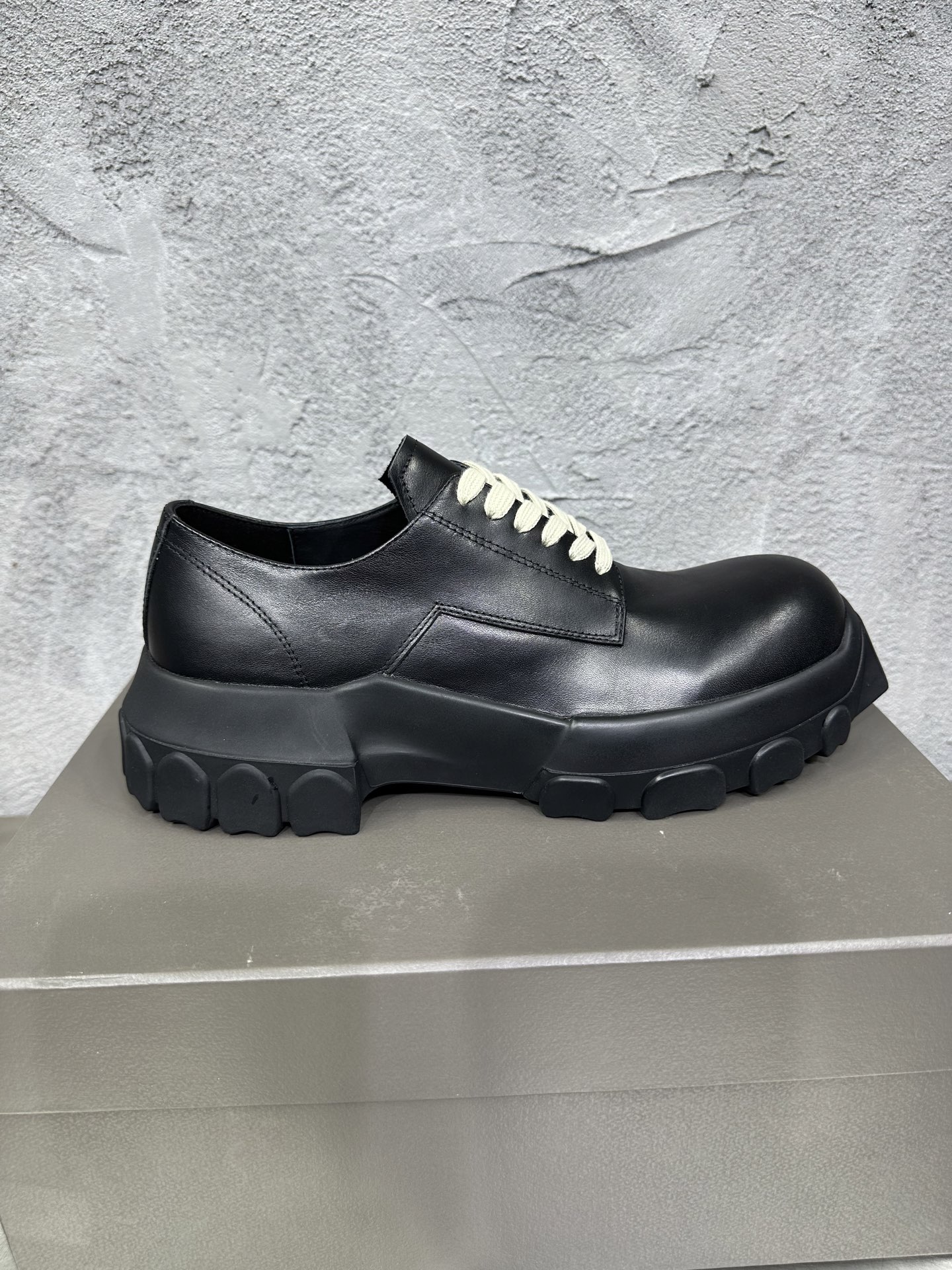 NO:283936,The latest model of 2025 in real price, black cowhide lace-up round toe shoes, imported cowhide, original packaging size 39-46, cowhide19860909实价2025最新款R春夏 黑色牛皮系带圆头鞋,进口牛皮,原版包装39-46码,,cowhide,Men's shoes