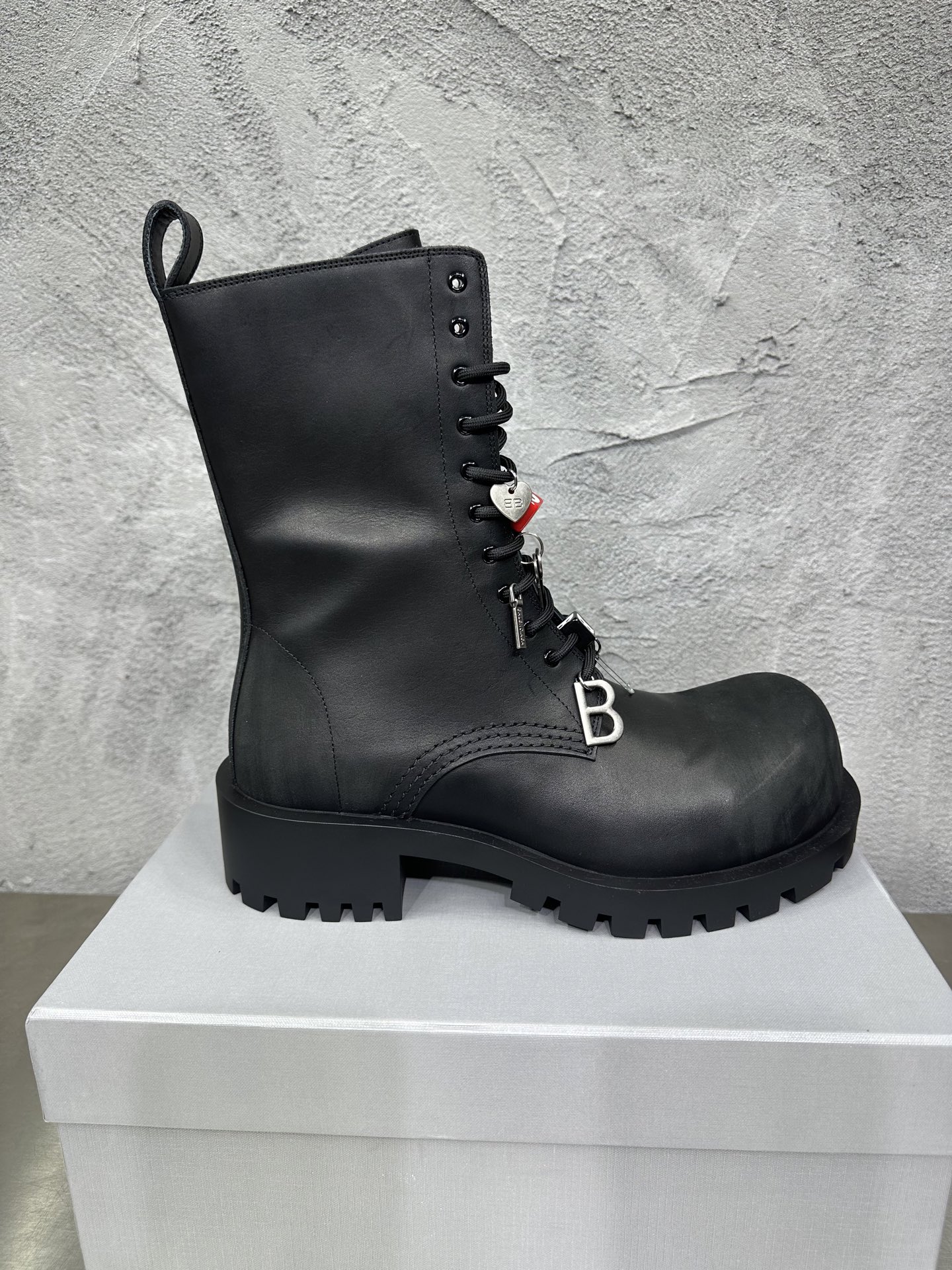 NO:345758,The latest 2025 new men's lace-up boots, lightly asymmetric round toe shoes, imported black matte cowhide leather, cowhide leather, footbed cowhide, large sole material tpu thick toothed outsole, full set of packaging codes 39-46,, boots, cowhide19860909实价最新2025新品男士系带靴子,轻度不对称圆头鞋,爆面料进口黑色哑光牛皮革,里牛皮,垫脚牛皮,大底材质tpu粗齿外底,全套包装码数39-46,,boots,cowhide,Men's shoes
