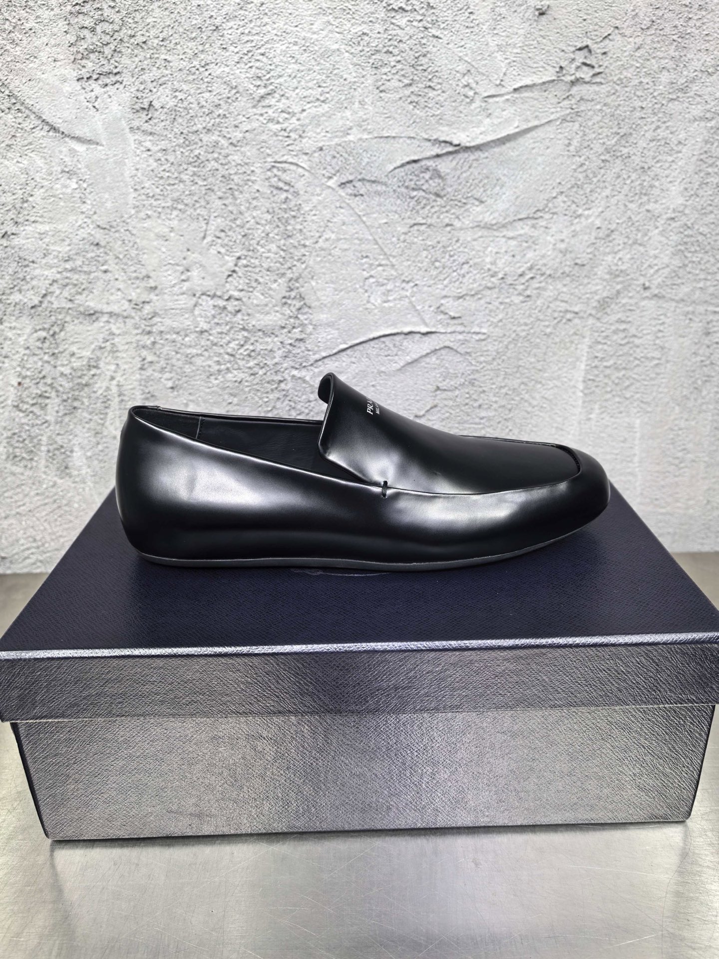 NO:345800,Prada 2025 Spring and Autumn Latest Style Classic Retro Men's Leather Shoes, Shuffle Monk Loafers, Imported Cowhide, Lipstick Cowhide, Light Rubber Sole, Sole Height and Thick 10mm, Packaging Black and Brown 2 Colors, Size 39-46, Prada, Loafers, Cowhide19860909实价普拉达2025春秋最新款套脚胆位经典复古男士皮鞋,Shuffle孟克乐福鞋,面进口牛皮,里布垫脚牛皮,轻薄橡胶底,底高厚10毫米,包装黑棕2色,码数39-46,,prada,loafers,cowhide,Men's shoes