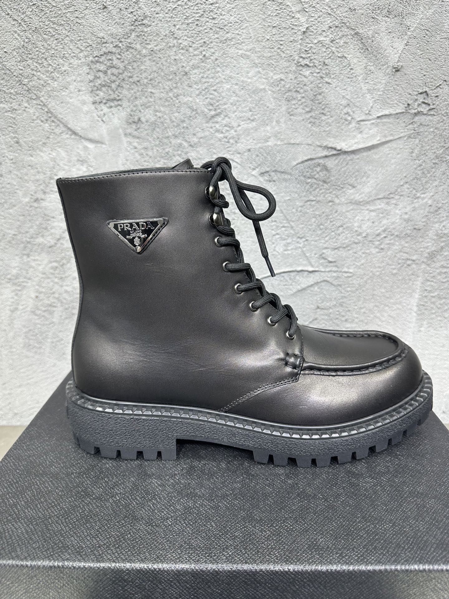 NO:760906,The latest lace-up boots, micro-label cowhide surface, round toe splicing, bold knight short boots, purchased one to one and developed, one to one outsole private molding, the fabric is made of imported cowhide surface, cowhide lining, footing cowhide, sole height 5cm, rubber sole, size 39-45, boots, boots, cowhide19860909最新款系带靴,微标牛皮面圆头拼接胆位骑士短靴,购入一比一开发,大底一比一私家开模,面料采用进口牛皮面,内里牛皮,垫脚牛皮,底高5cm,橡胶底,码数39-45,靴子,boots,cowhide,Women's Shoes