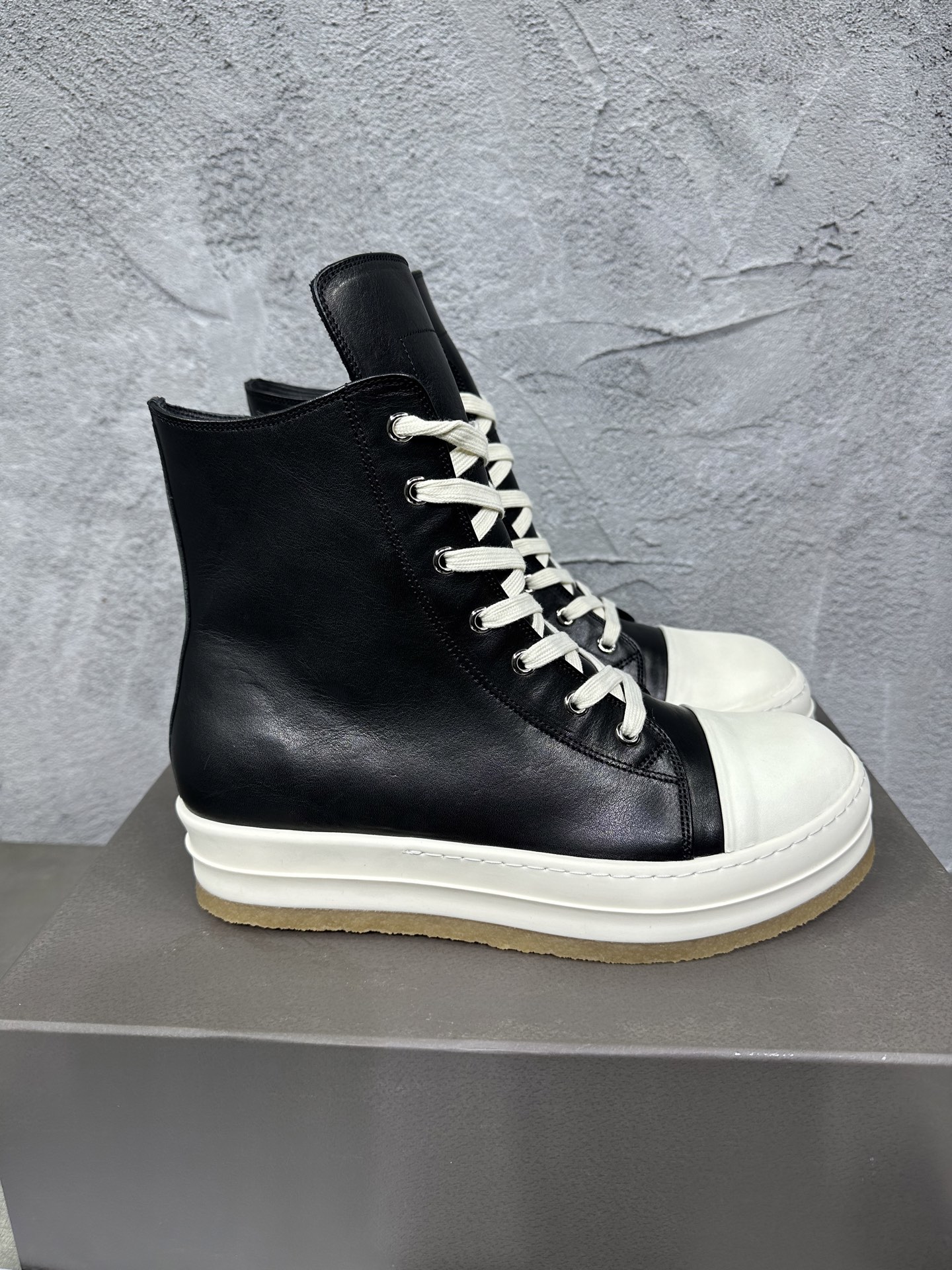 NO:760981,The latest autumn and winter men's casual l-naked boots. Cowhide, round-toe lace-up thick-soled high-top shoes, private model outsole, thermoplastic rubber outsole, imported cowhide surface, cowhide lining for foot pads, full package size 39-46, boots, boots, cowhide19860909最新款 秋冬男士休闲l裸靴.牛皮 圆头系带厚底高帮鞋,大底私模,大底材质热塑橡胶,面进口牛皮,里布垫脚牛皮,全套包装39-46码,靴子,boots,cowhide,Women's Shoes