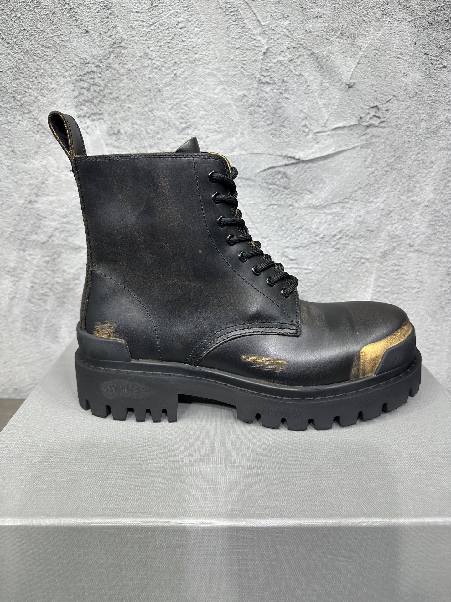 NO:760955,Nicholas Tse's same style men's boots, antique work boots with aged craftsmanship, embossed logo on the front and back, round-toe bare boots. Zigzag rubber outsole, imported cowhide on the surface, cowhide on the feet, cowhide lining, complete package size 39-46 (customized size 3846), boots, boots, cowhide19860909谢霆峰同款 男士靴子,仿古做旧工艺效果工装靴,前后置压花logo,圆头裸靴.锯齿性 橡胶大底,面进口牛皮,垫脚牛皮,里布牛皮,全套包装码数39-46（3846码定做）,靴子,boots,cowhide,Women's Shoes