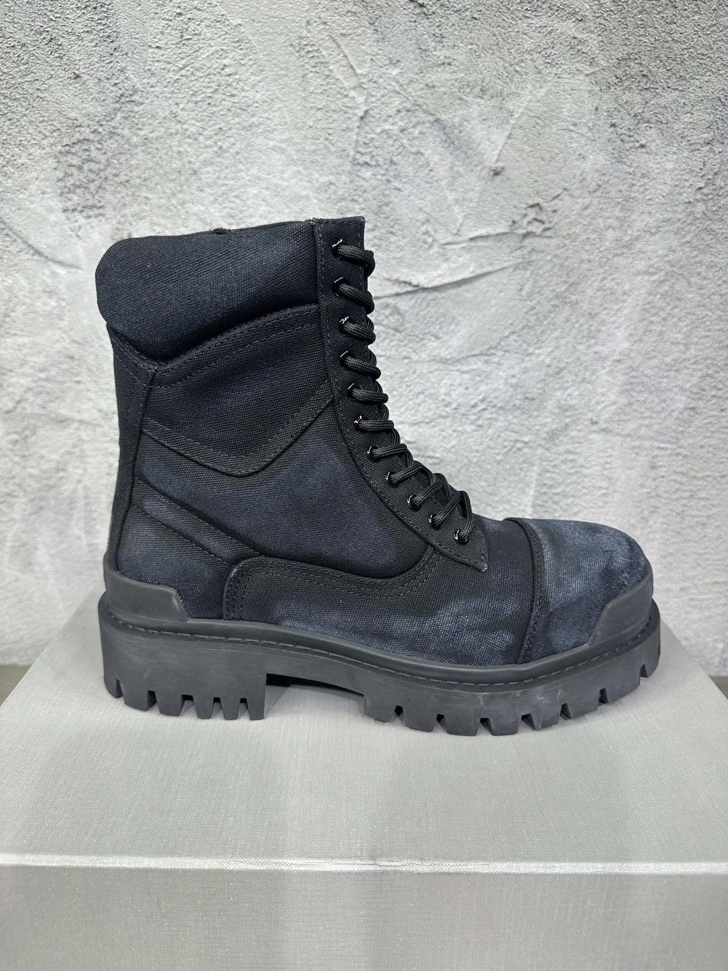 NO:760978,Hot item, antique work boots with old craft effect, embossed logo on the front and back, round-toe bare boots with side zippers, original jagged rubber outsole, fabric surface, cowhide for foot pads, cowhide lining, complete package with code number 39-46 (3846 custom-made) black and green, boots, boots, cowhide19860909爆单款,仿古做旧工艺效果工装靴,前后置压花logo,圆头裸靴侧拉链,锯齿性原版橡胶大底,面织布,垫脚牛皮,里布牛皮,全套包装码数39-46（3846码定做）黑色绿色,靴子,boots,cowhide,Women's Shoes