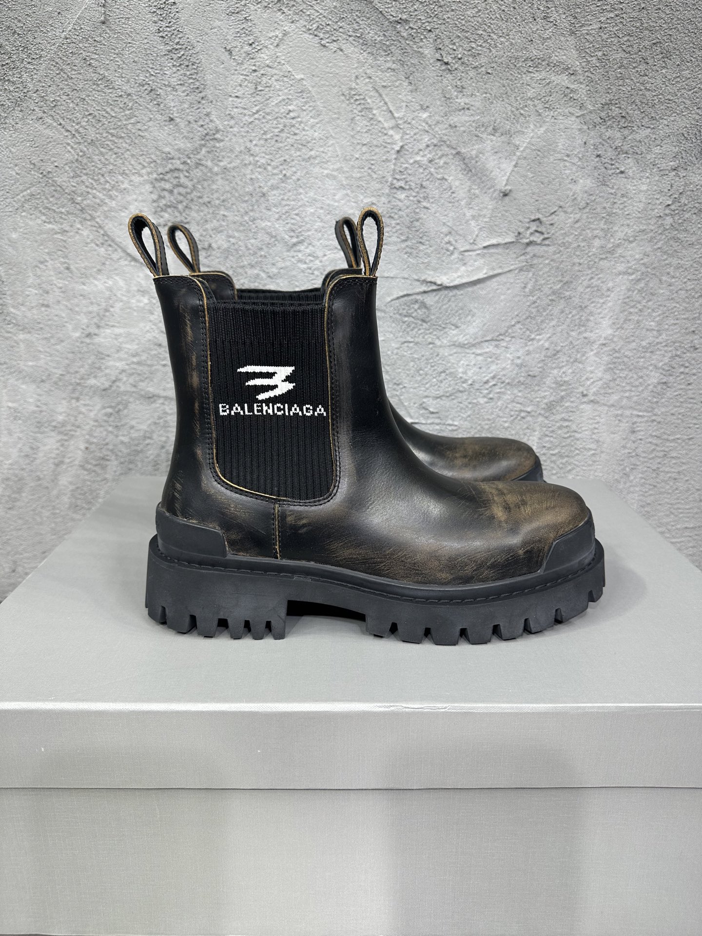 NO:760936,The latest CSTRIKE men's boots, electric show micro-label cut-out western boots, outsole developed from a private model, antique and distressed craftsmanship, embossed logo on the front and back, round toe bare boots. Original jagged rubber outsole, imported cowhide on the surface, cowhide on the feet, cowhide lining, complete package size 39-46 (3846 size custom-made), boots, boots, cowhide19860909最新款 CSTRIKE男士靴子,电秀微标切而西靴,大底私模开发,仿古做旧工艺效果 前后置压花logo,圆头裸靴.锯齿性原版橡胶大底,面进口牛皮,垫脚牛皮,里布牛皮,全套包装码数39-46（3846码定做）,靴子,boots,cowhide,Women's Shoes