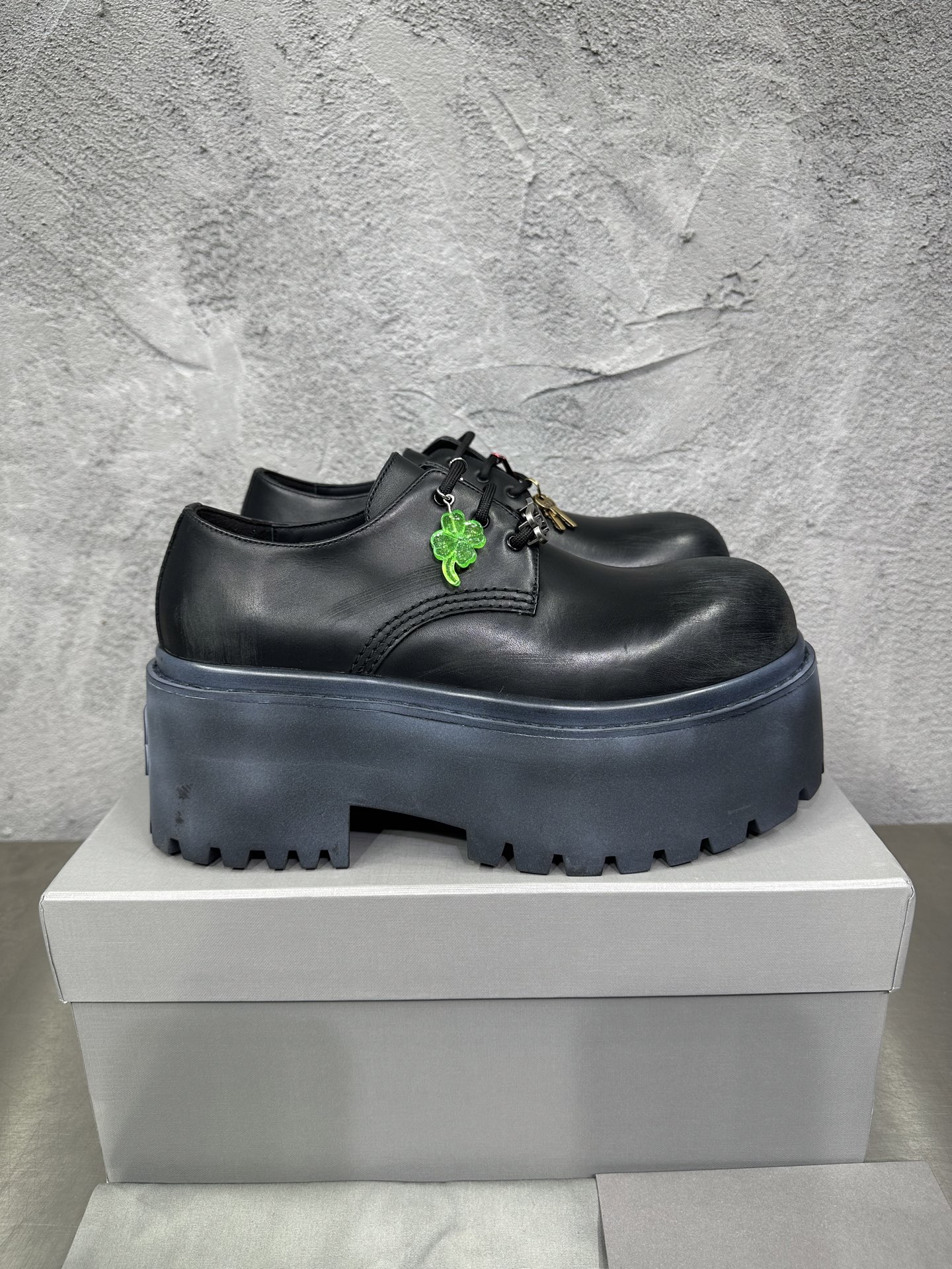 NO:729394,Actual price 2056 spring and autumn new men's shoes, black cowhide old retro derby shoes, sole thickness 8 cm, BB logo on the heel, open cowhide, foot cowhide lining. Size 39-46,,cowhide19860909实价2056春秋新品男鞋,黑色牛皮做旧复古德比鞋,底厚8厘米,鞋后跟BB标识,面开牛皮,里垫脚牛皮.码数39-46,,cowhide,Men's shoes
