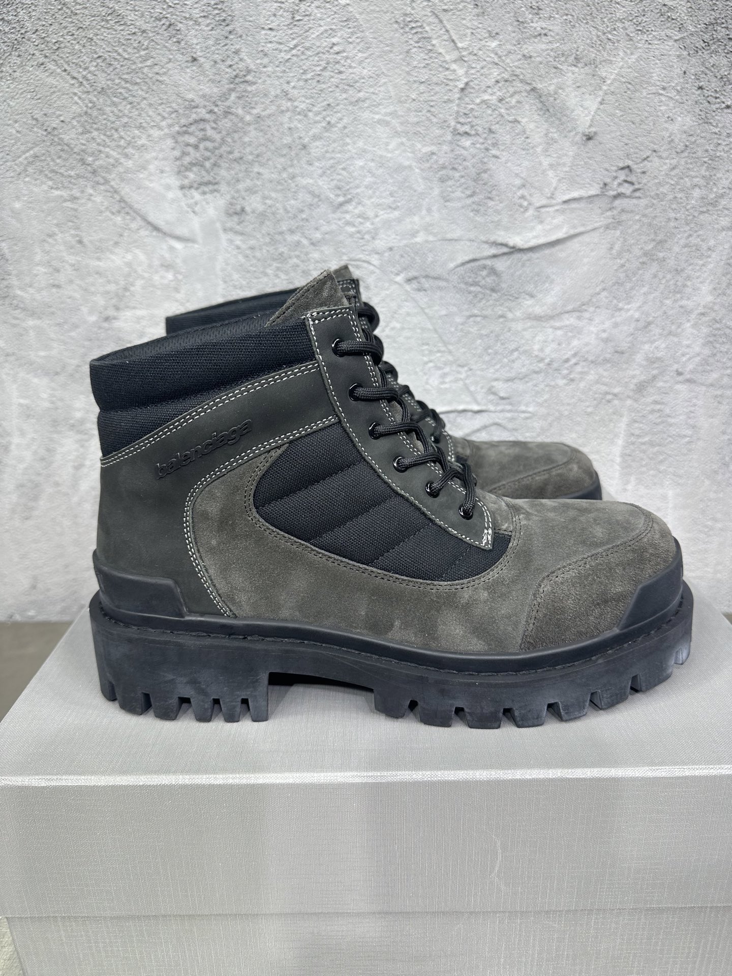 NO:760952,Popular style COMBAT STRIKE low-cut boots, combat strike sand-colored suede cowhide boots, antique work boots with aged craftsmanship, embossed logo on the front and rear, original jagged rubber outsole, mercerized nubuck leather foot pads, lining cowhide, full package packaging code number 39-46 (3846 custom-made) black sand color, boots, boots, cowhide19860909爆单款COMBAT STRIKE 低筒靴,combat strike沙色绒面牛皮靴,仿古做旧工艺效果工装靴,前后置压花logo,锯齿性原版橡胶大底,面丝光牛巴革 垫脚牛皮,里布牛皮,全套包装码数39-46（3846码定做）黑色沙色,靴子,boots,cowhide,Women's Shoes