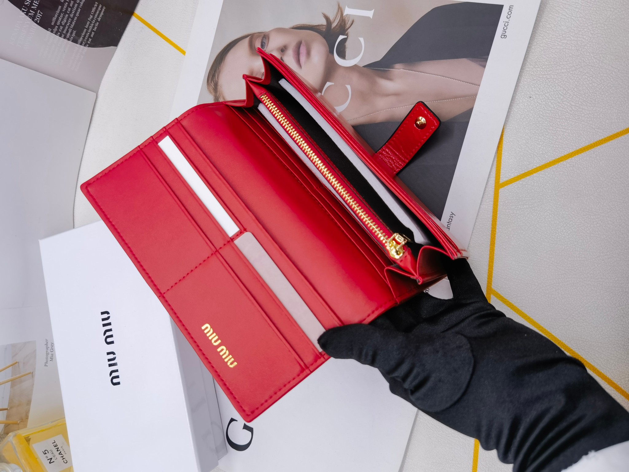 🆕🆕🆕🆕8598专柜同步，最新款钱包，采用进口牛 皮，原厂定制的最新徽标，不管皮质还是logo，都要给