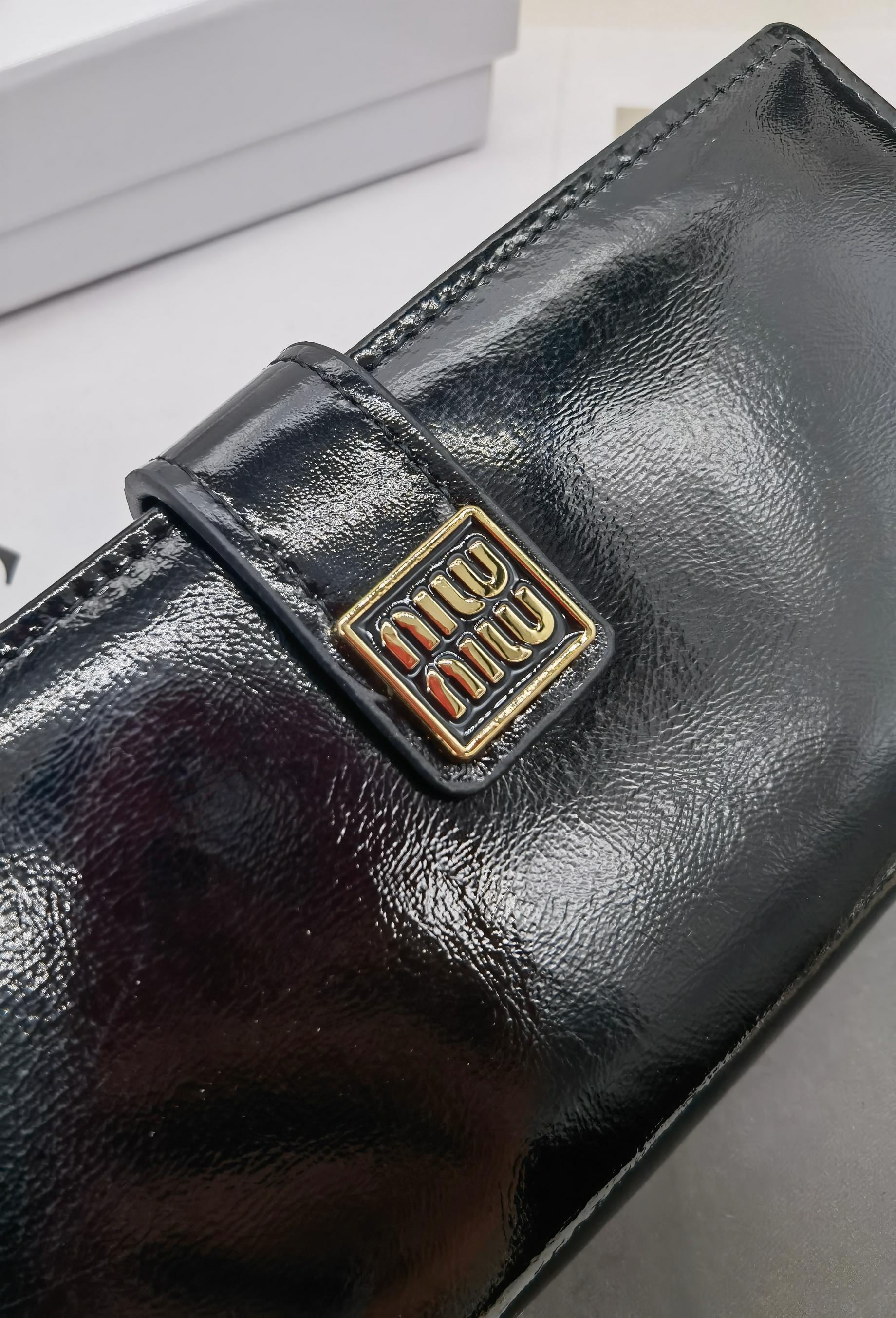 🆕🆕🆕🆕8598专柜同步，最新款钱包，采用进口牛 皮，原厂定制的最新徽标，不管皮质还是logo，都要给