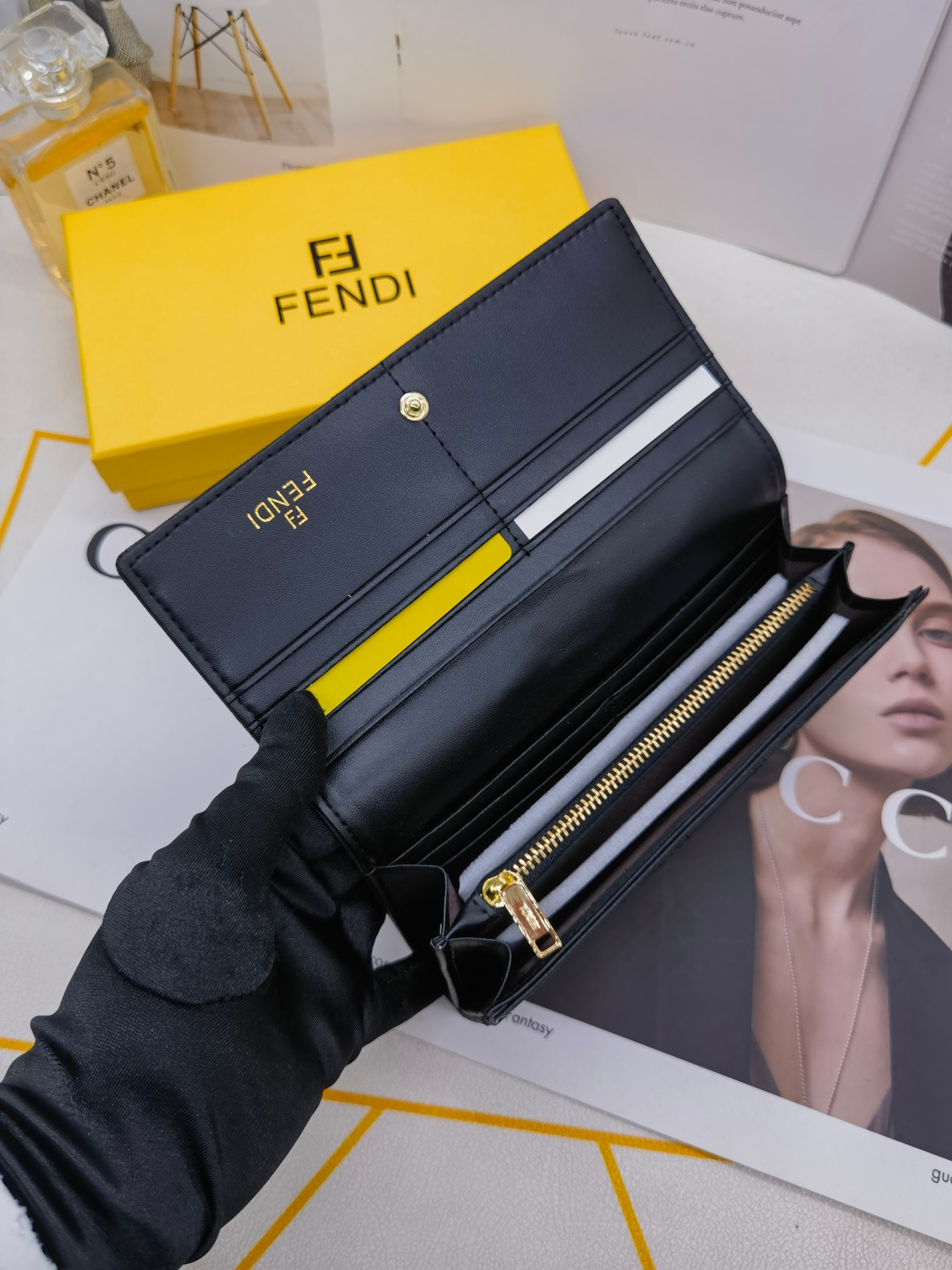 🆕🆕🆕🆕8599专柜同步，最新款钱包，采用进口牛 皮，原厂定制的最新徽标，不管皮质还是logo，都要给