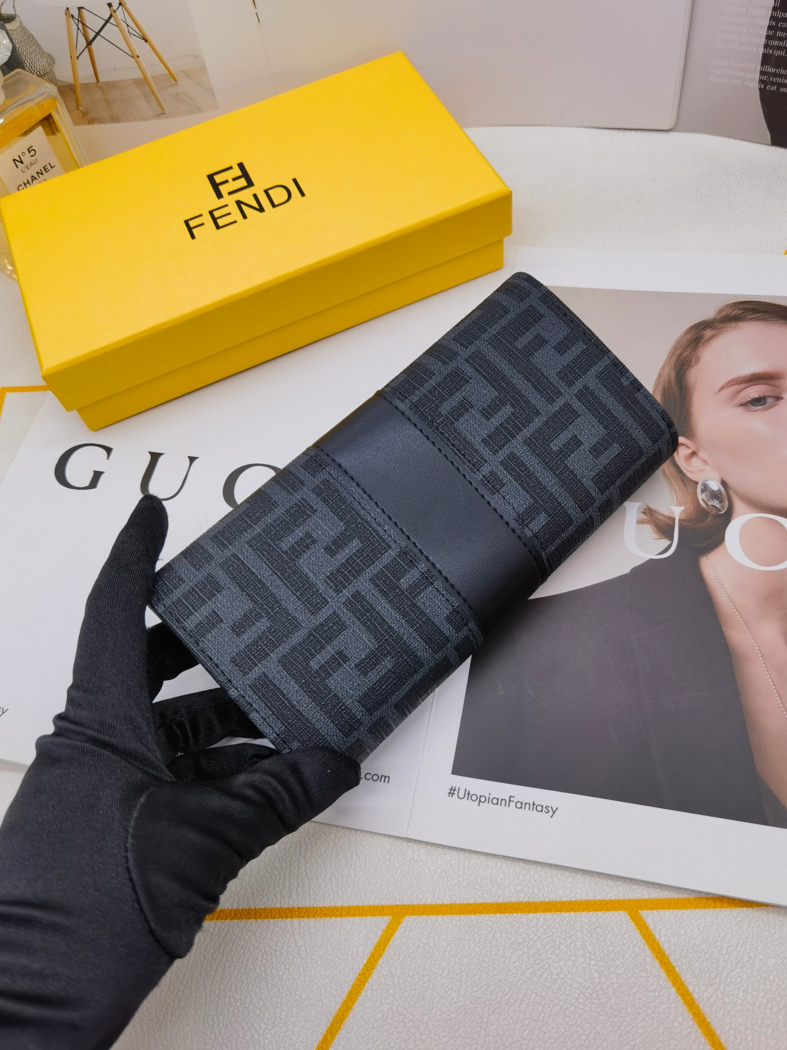 🆕🆕🆕🆕8599专柜同步，最新款钱包，采用进口牛 皮，原厂定制的最新徽标，不管皮质还是logo，都要给