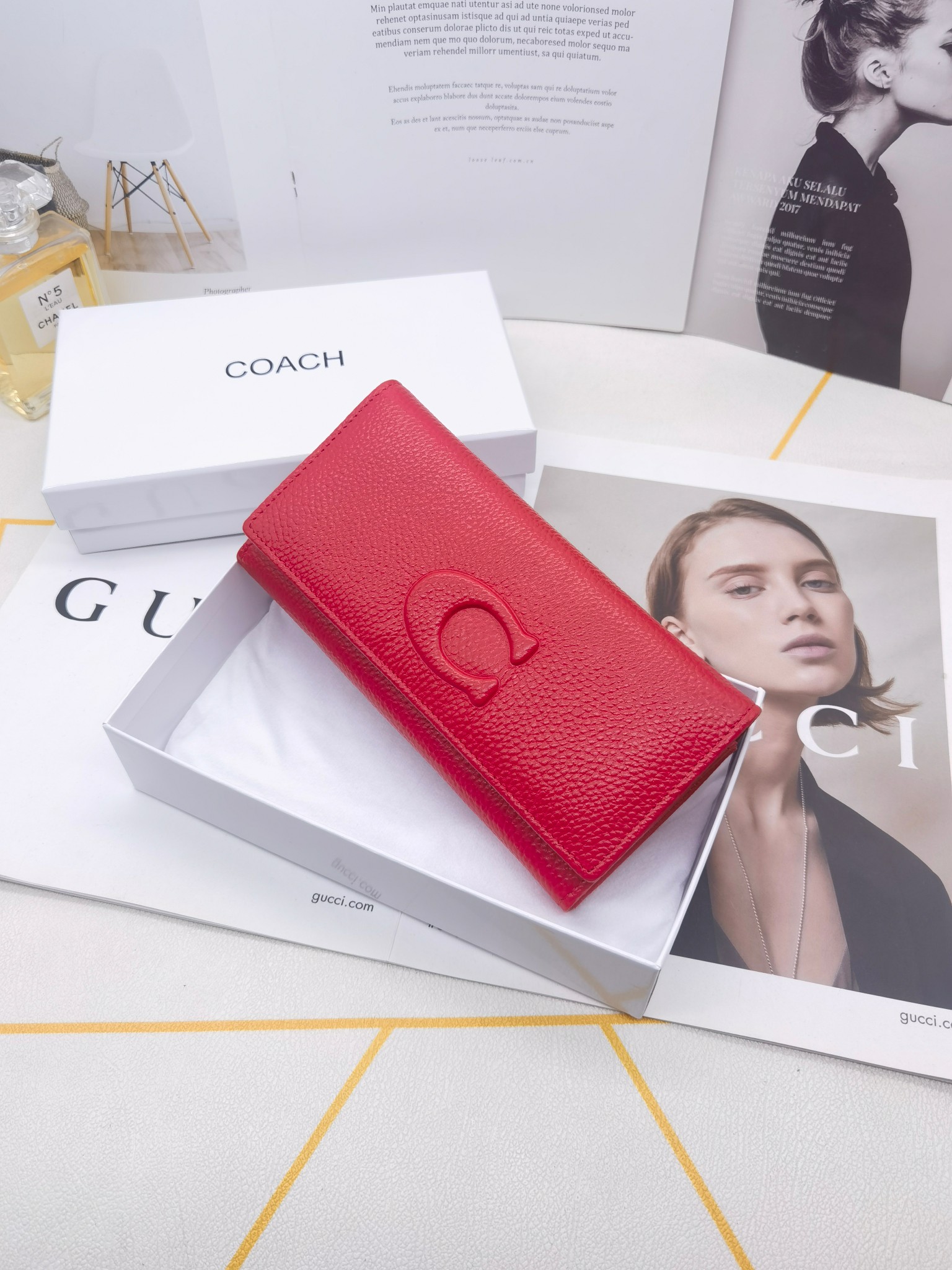 🆕🆕🆕🆕专柜同步，最新款钱包，采用进口牛 皮，原厂定制的最新徽标，不管皮质还是logo，都要给你带来酣