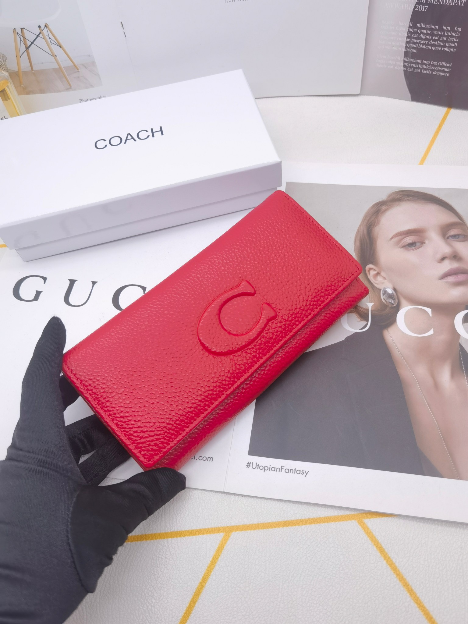 🆕🆕🆕🆕专柜同步，最新款钱包，采用进口牛 皮，原厂定制的最新徽标，不管皮质还是logo，都要给你带来酣