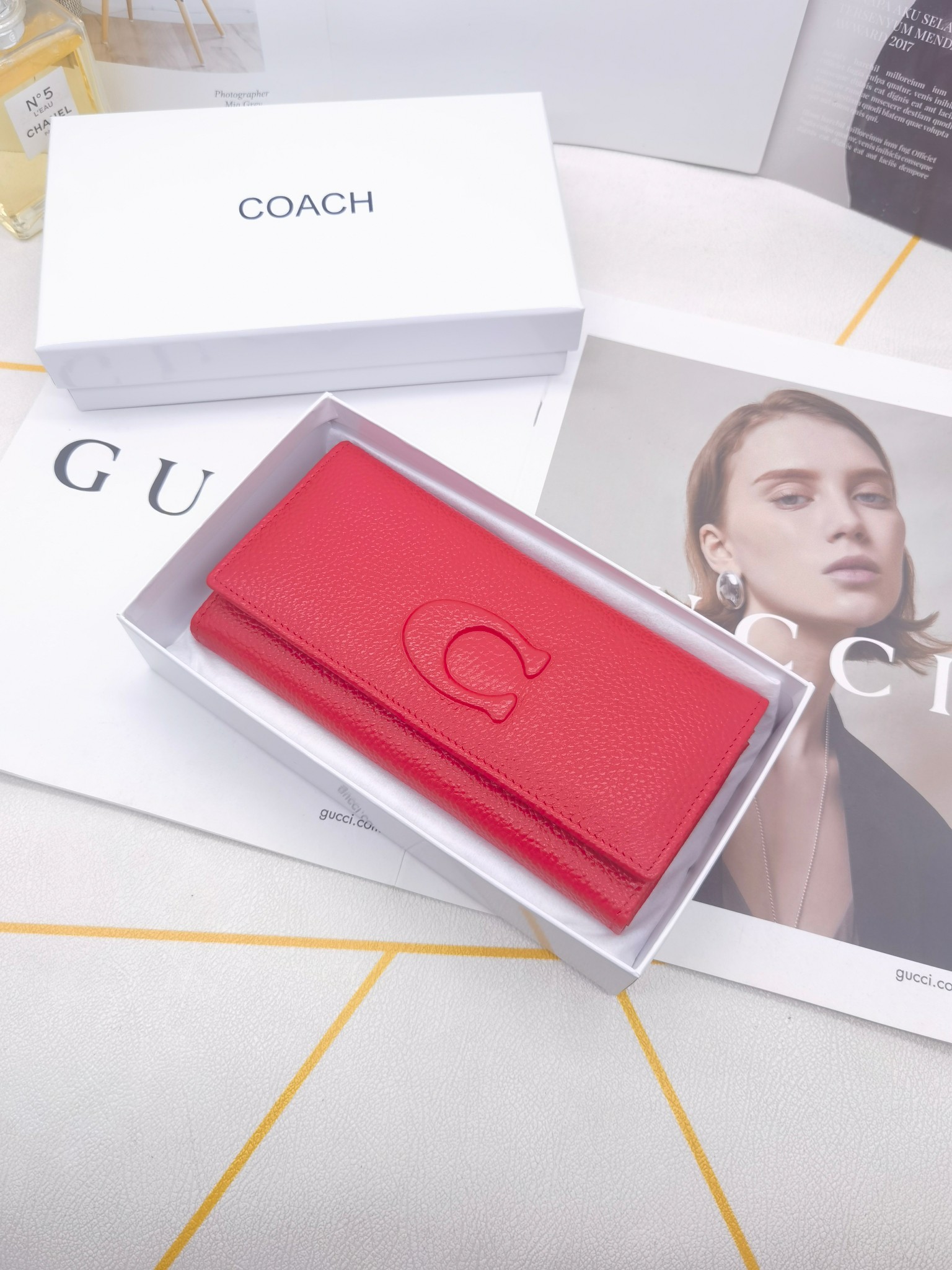 🆕🆕🆕🆕专柜同步，最新款钱包，采用进口牛 皮，原厂定制的最新徽标，不管皮质还是logo，都要给你带来酣