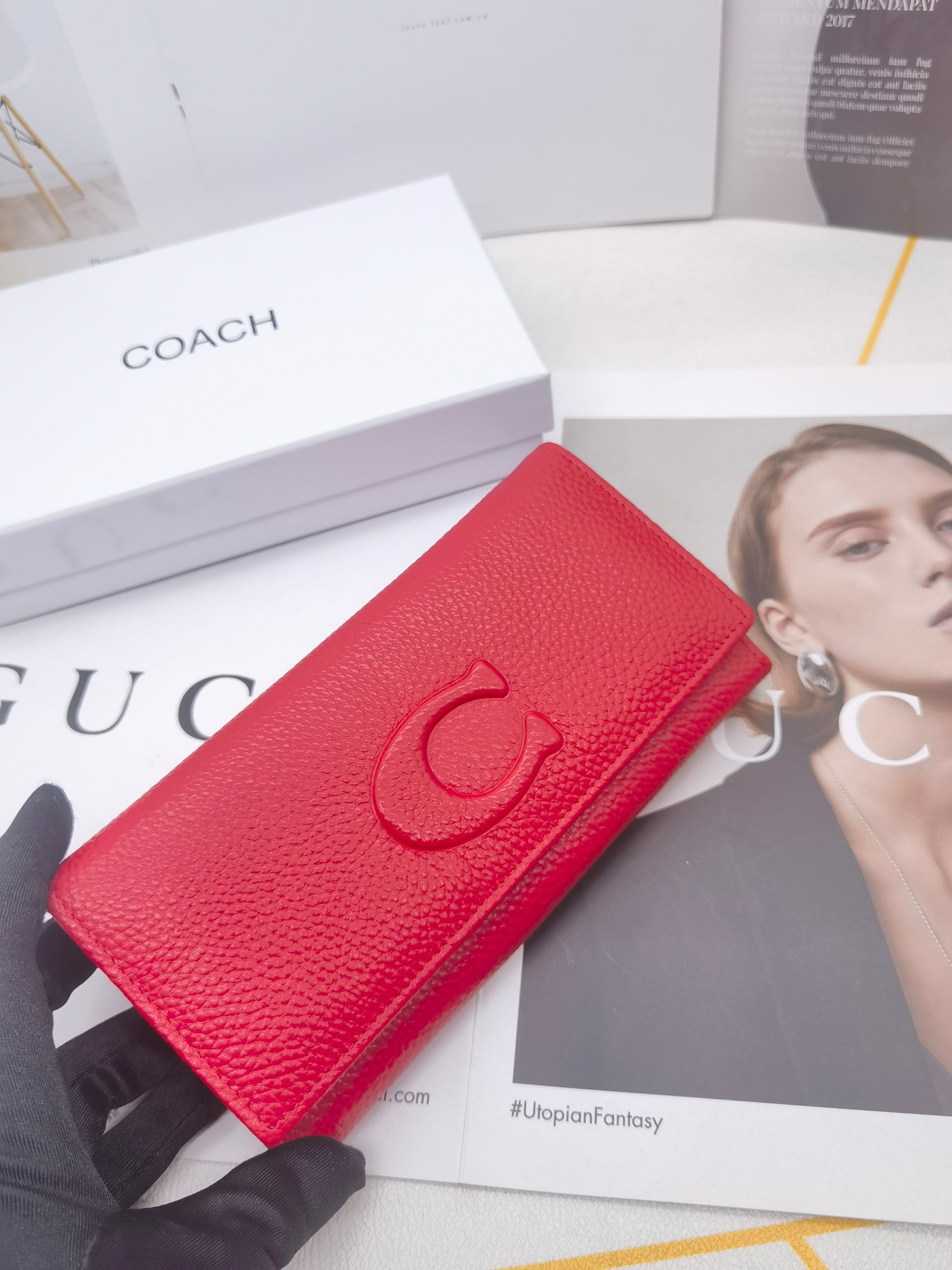 🆕🆕🆕🆕专柜同步，最新款钱包，采用进口牛 皮，原厂定制的最新徽标，不管皮质还是logo，都要给你带来酣