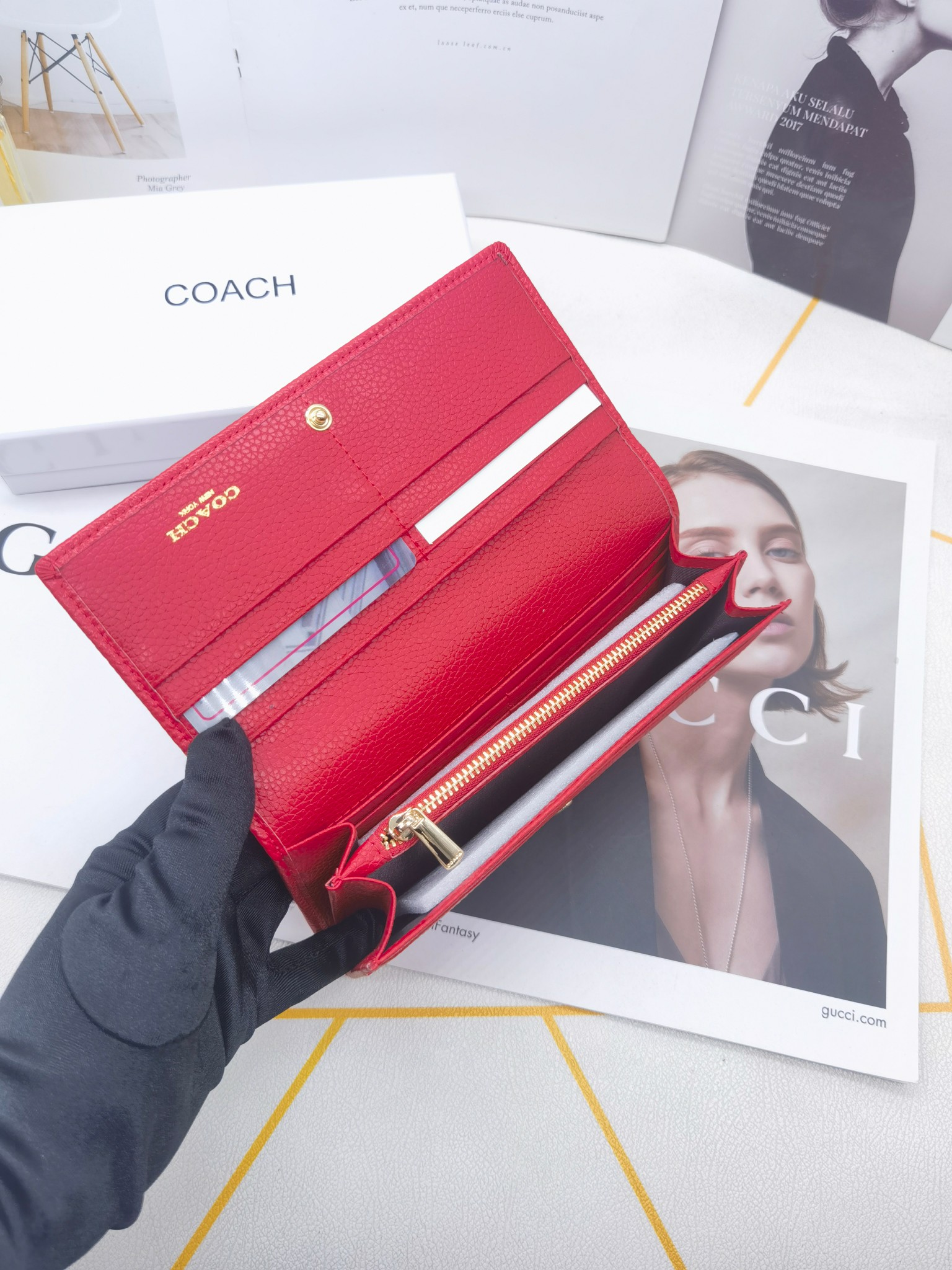 🆕🆕🆕🆕专柜同步，最新款钱包，采用进口牛 皮，原厂定制的最新徽标，不管皮质还是logo，都要给你带来酣